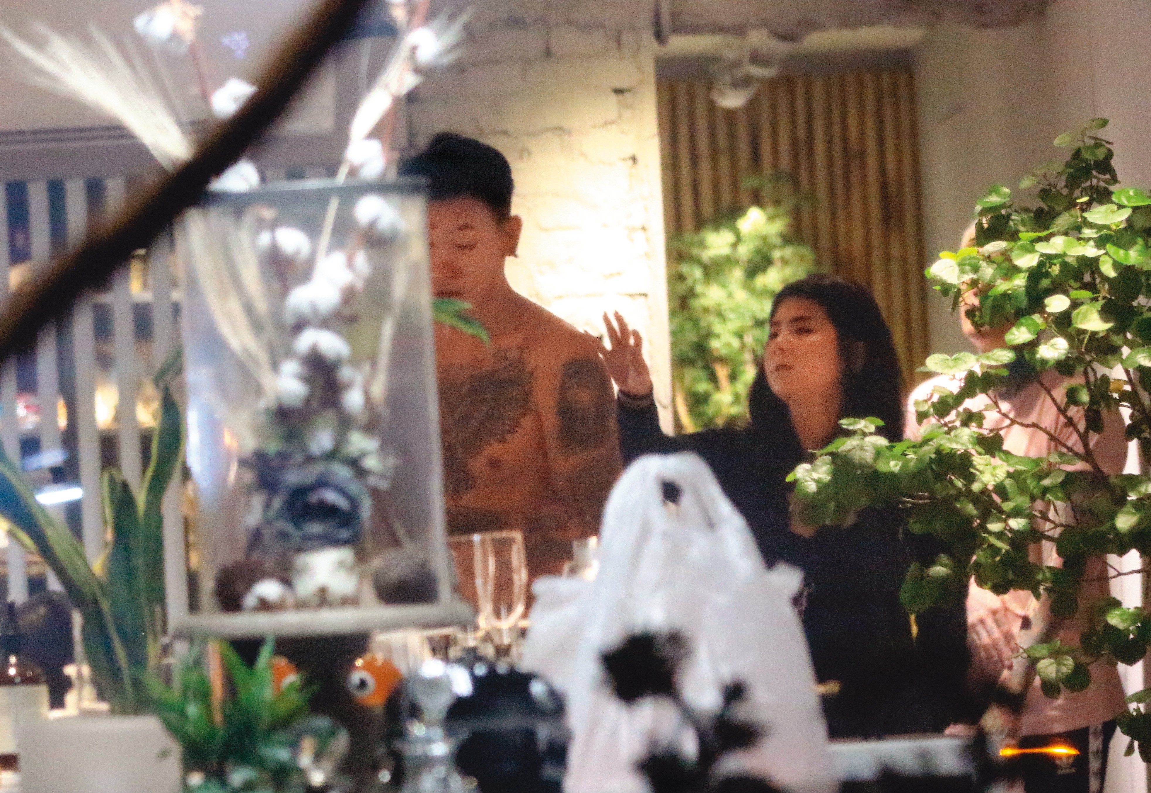 10月21日21：14，瘦子的女友對於他的新刺青非常好奇，在後指手劃腳，交往多年熱情不減。