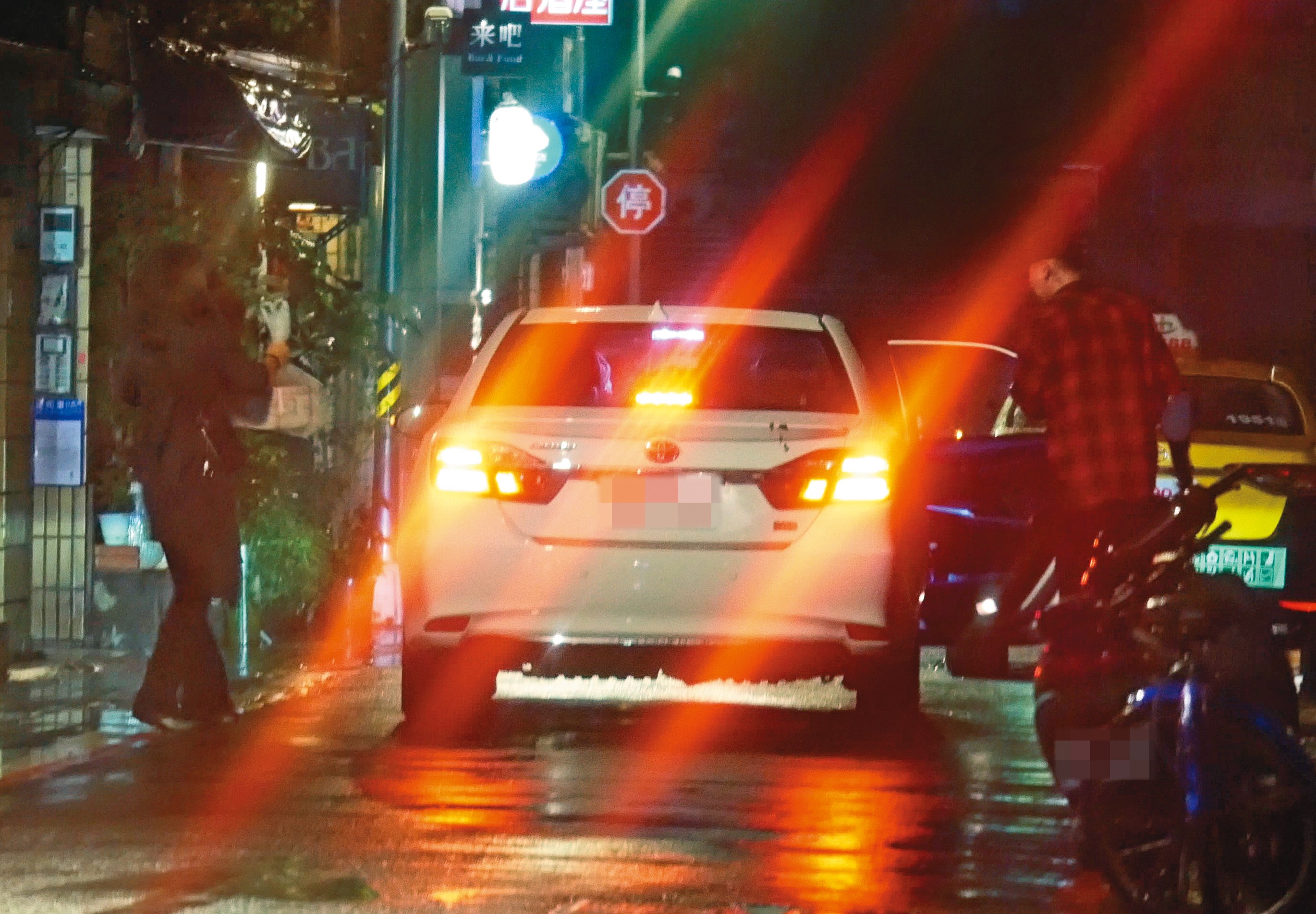 22：46，瘦子最後與女友搭車離開，交往多年，已像老夫老妻常常黏在一起。