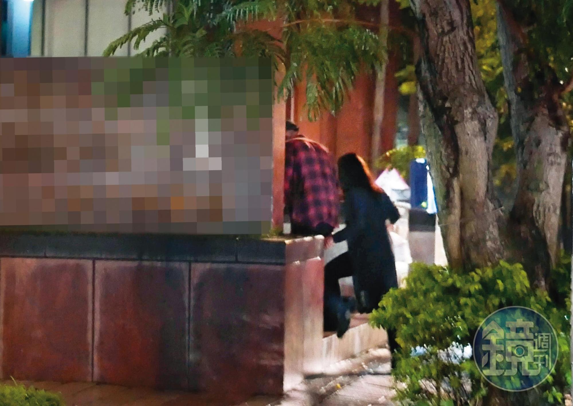 22：48，女友右手提著蛋糕進了一棟大樓，準備跟瘦子進行友人生日行程。