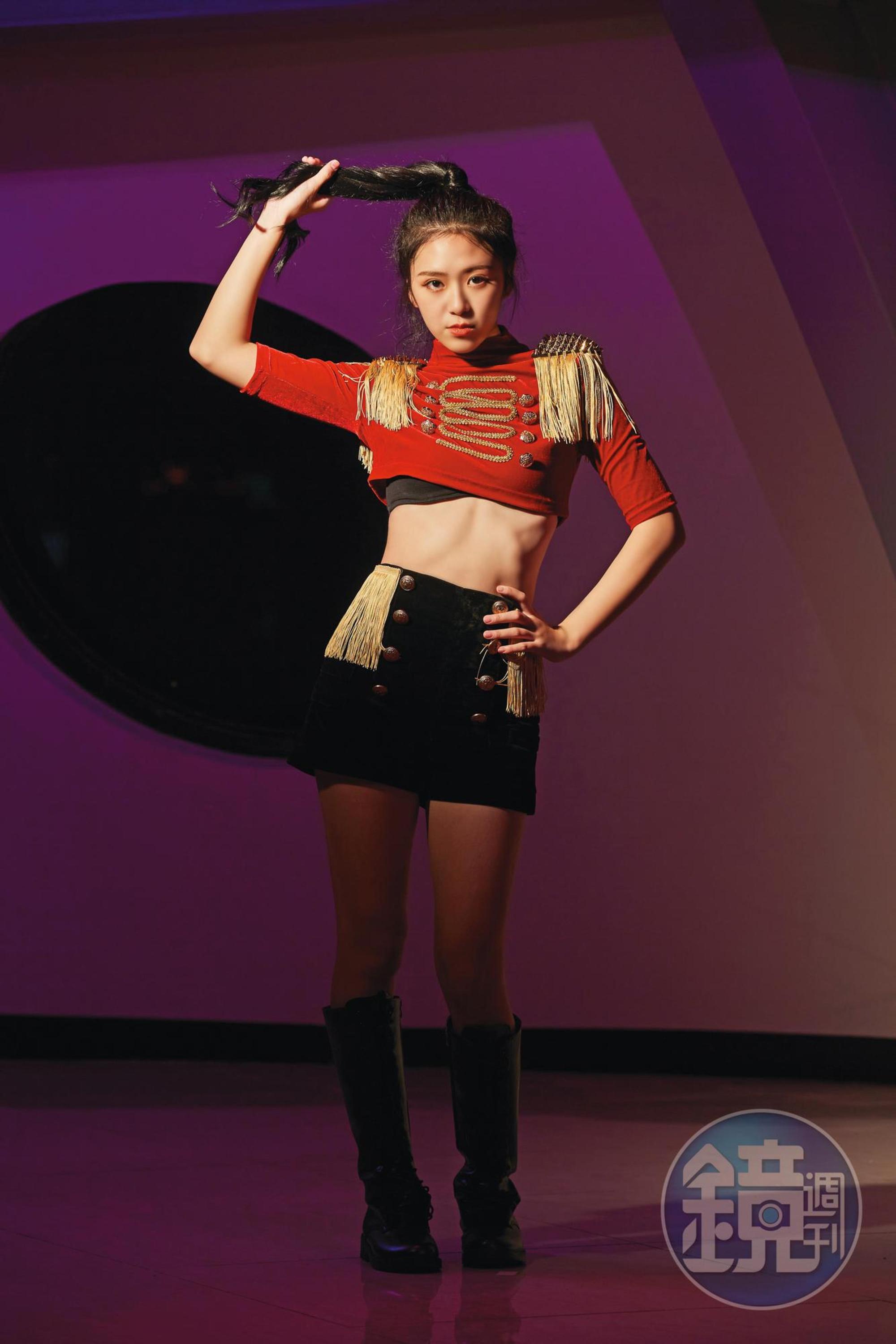 隊長Nicole（19歲），164公分／48公斤，雙子座，專長：跳舞。