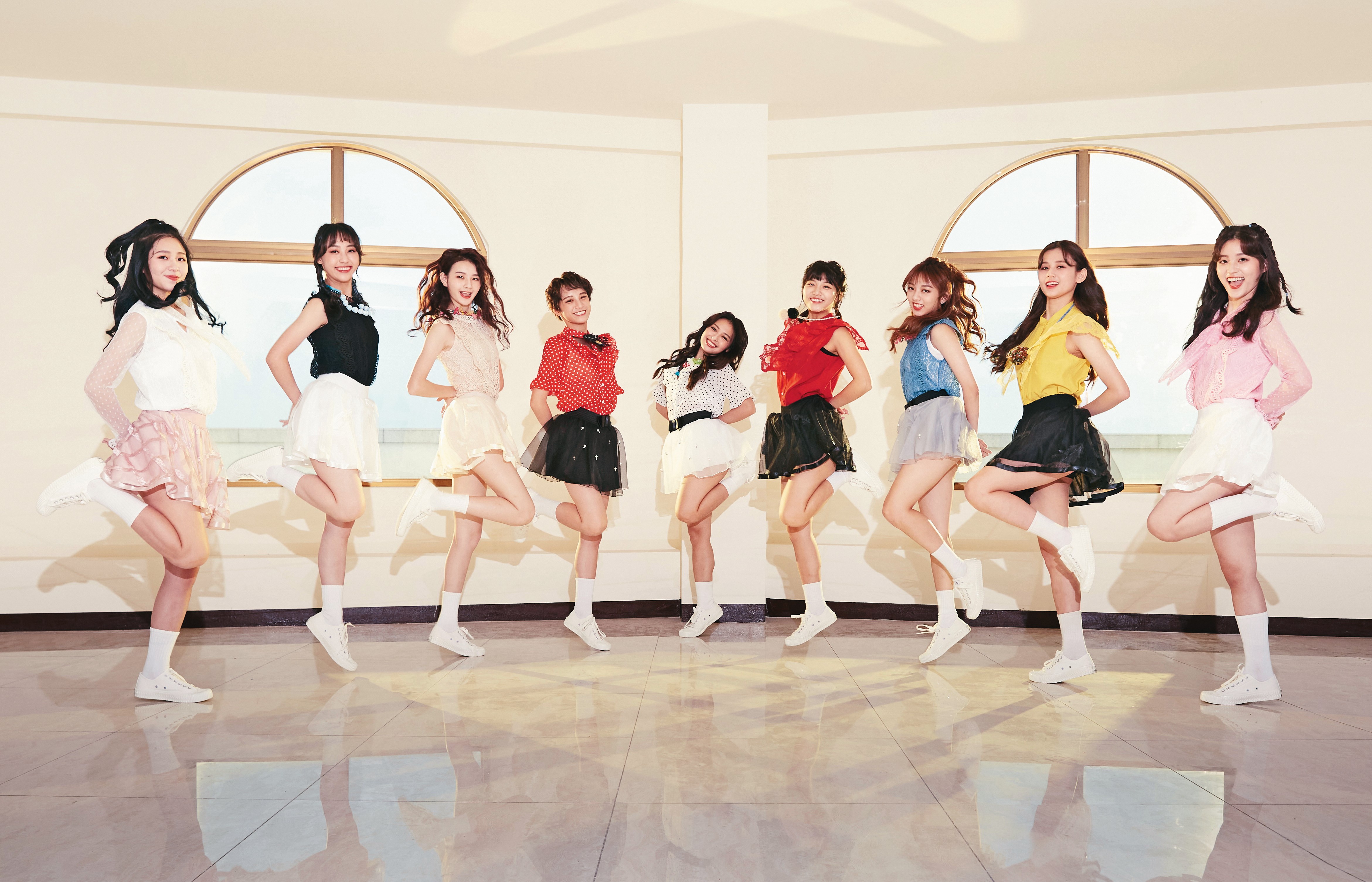 出身自《菱格世代DD52》的女團「PINK FUN」，9名團員將發片出道，這回第二次來本刊棚拍，女孩們表現出超強的默契。左起為Nicole、彭聖恩、羅珮含、陳以芯、心平、陳思綾、巧瑜、容容與朵莉。