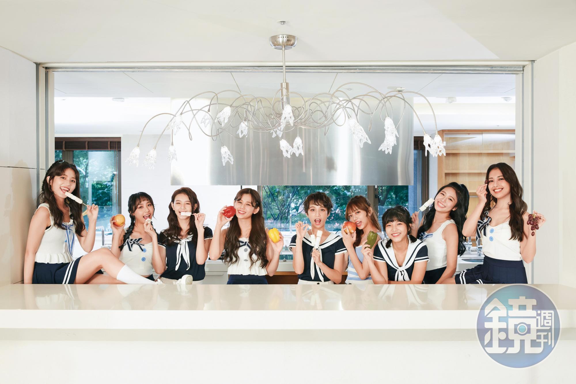 女團「PINK FUN」因在選秀節目《菱格世代DD52》中獲得人氣王而出道，9位團員可甜美也可帥氣！左起為朵莉、彭聖恩、羅珮含、容容、陳以芯、巧瑜、陳思綾、Nicole與心平。