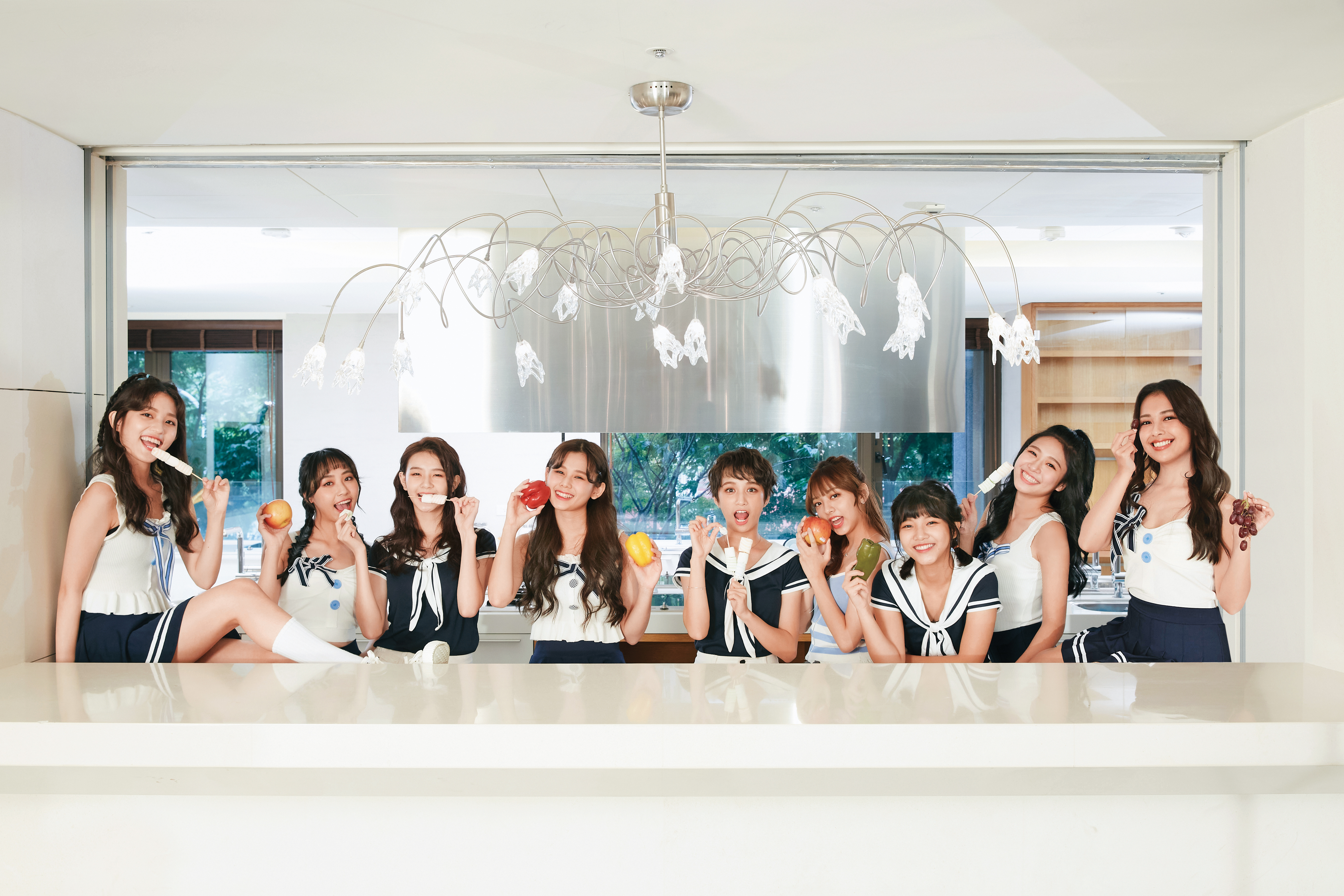 女團「PINK FUN」因在選秀節目《菱格世代DD52》中獲得人氣王而出道，9位團員可甜美也可帥氣！左起為朵莉、彭聖恩、羅珮含、容容、陳以芯、巧瑜、陳思綾、Nicole與心平。