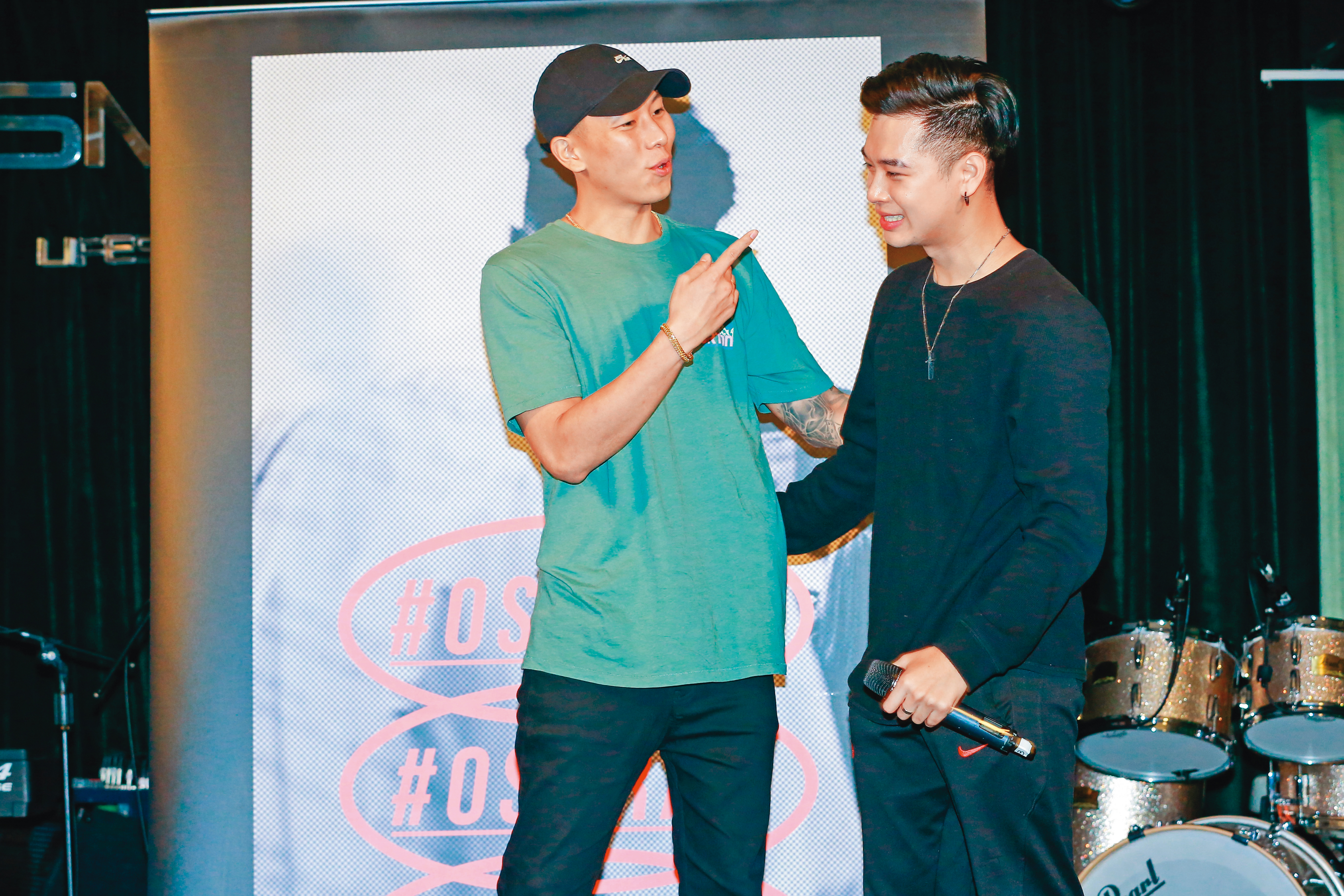 瘦子（左）除了自己紅，也幫人站台或合作，與同行的互動頗為頻繁。