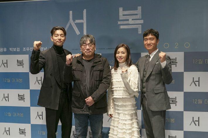 《永生戰》導演李勇周（左二）率領孔劉（左起）、張英男、趙宇鎮出席線上記者會。（翻攝自CJ Entertainment）
