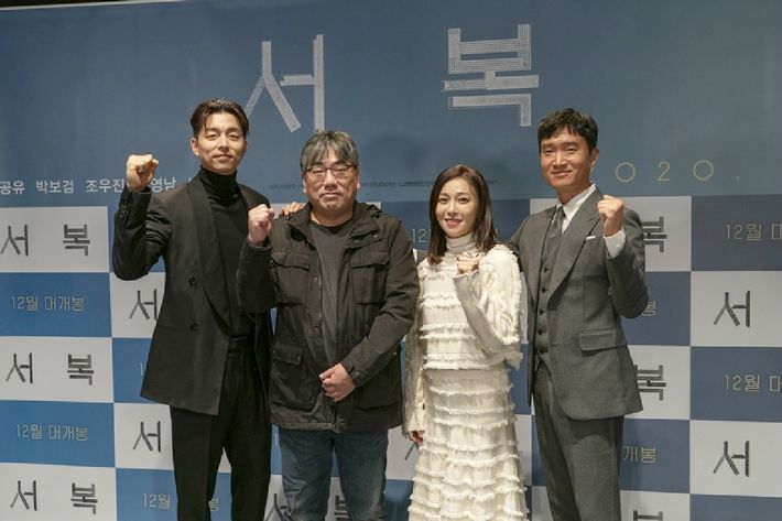 《永生戰》導演李勇周（左二）率領孔劉（左起）、張英男、趙宇鎮出席線上記者會。（翻攝自CJ Entertainment）