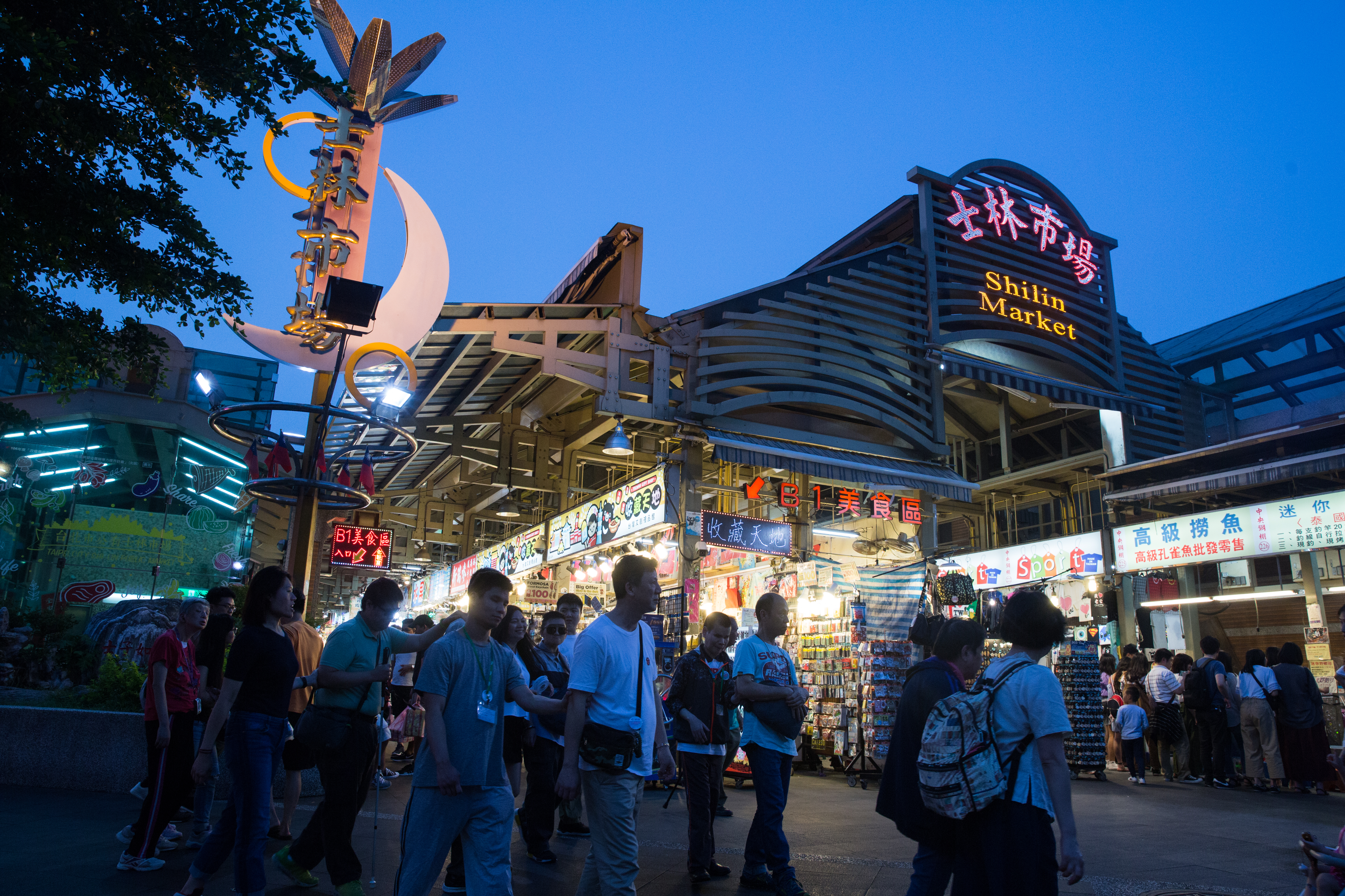 朱學恒在臉書貼出9年前的PO文,當時就認為士林夜市註定會崩壞。(本刊資料照)