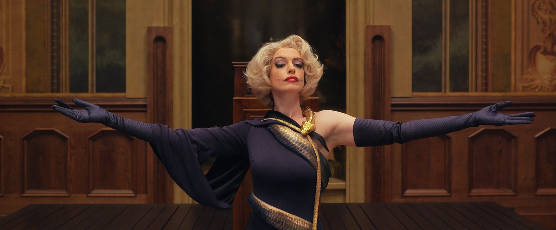 安海瑟薇在《女巫們》扮演高階女巫，各種造型不光搶戲，舉手投足都十分誇張。（華納兄弟提供）