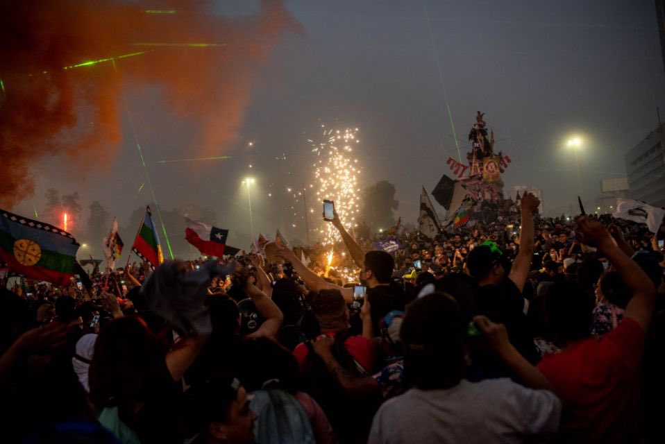 智利日前通過了制定新憲法的公投。（翻攝自「Emerson Machtus」twitter）