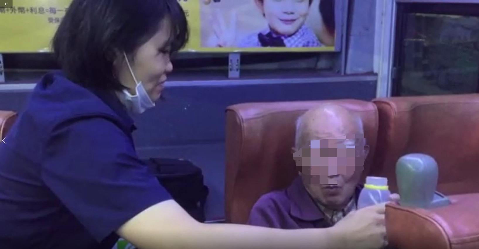 海山分局警員吳旻蓉協助照護老翁，合力為老翁緊急施打葡萄糖液體進行救護。（警方提供）