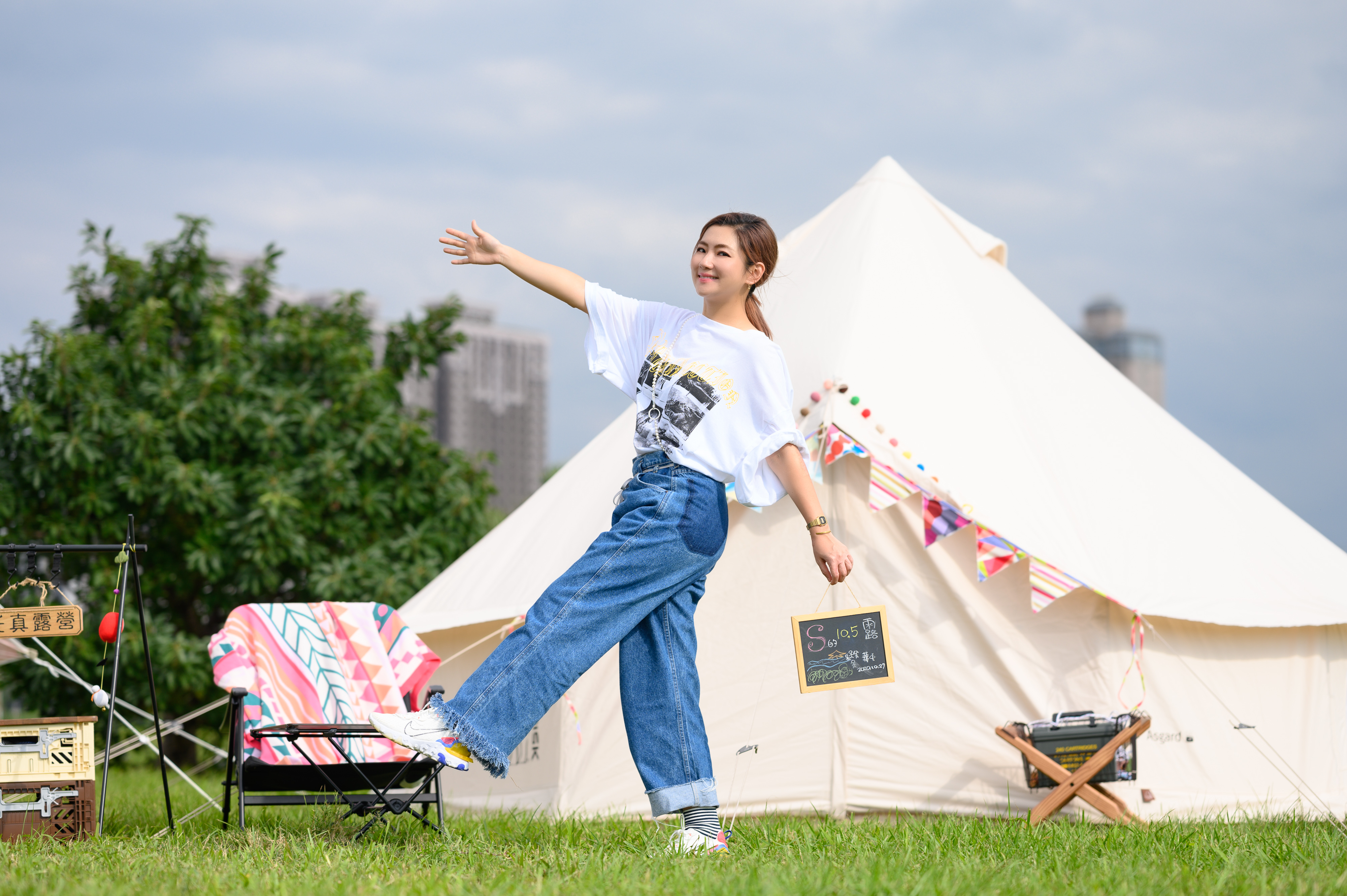Selina在河濱公園野營，為新單曲〈四季〉造勢。（任真美好提供）