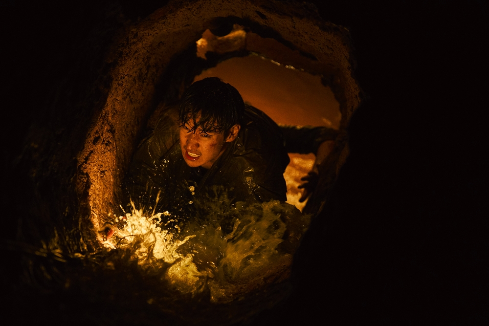 李帝勳在主演新片《盜墓同盟》飾演天才神偷，為戲「吃土」。（龍祥電影提供）