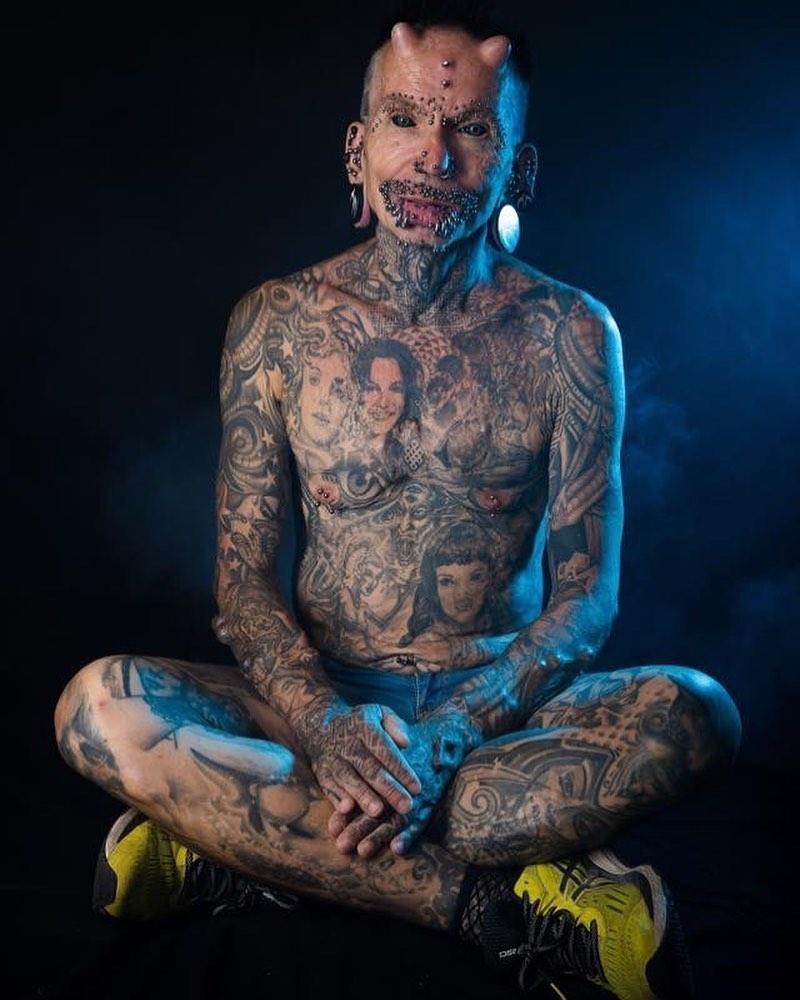 羅夫全身上下共穿了453個洞,身體90%面積刺青。(翻攝自robuchholz IG)