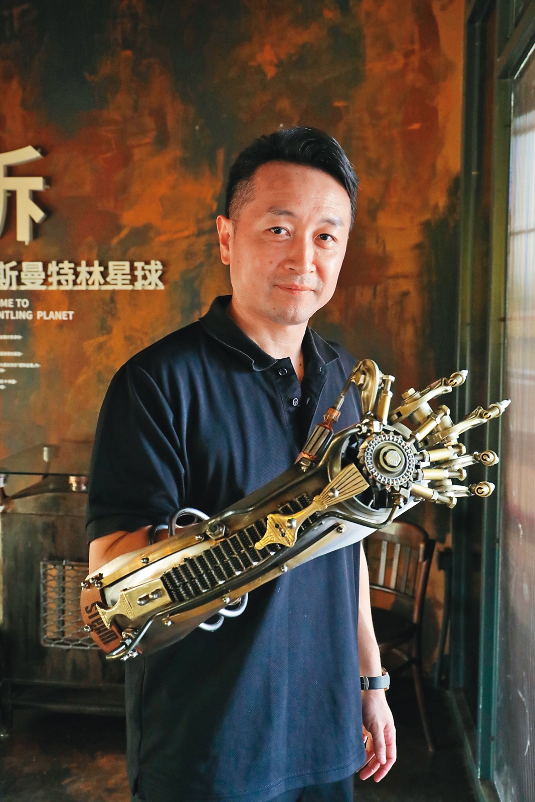 宛如電影鋼鐵人的手臂，可直接戴在手上。