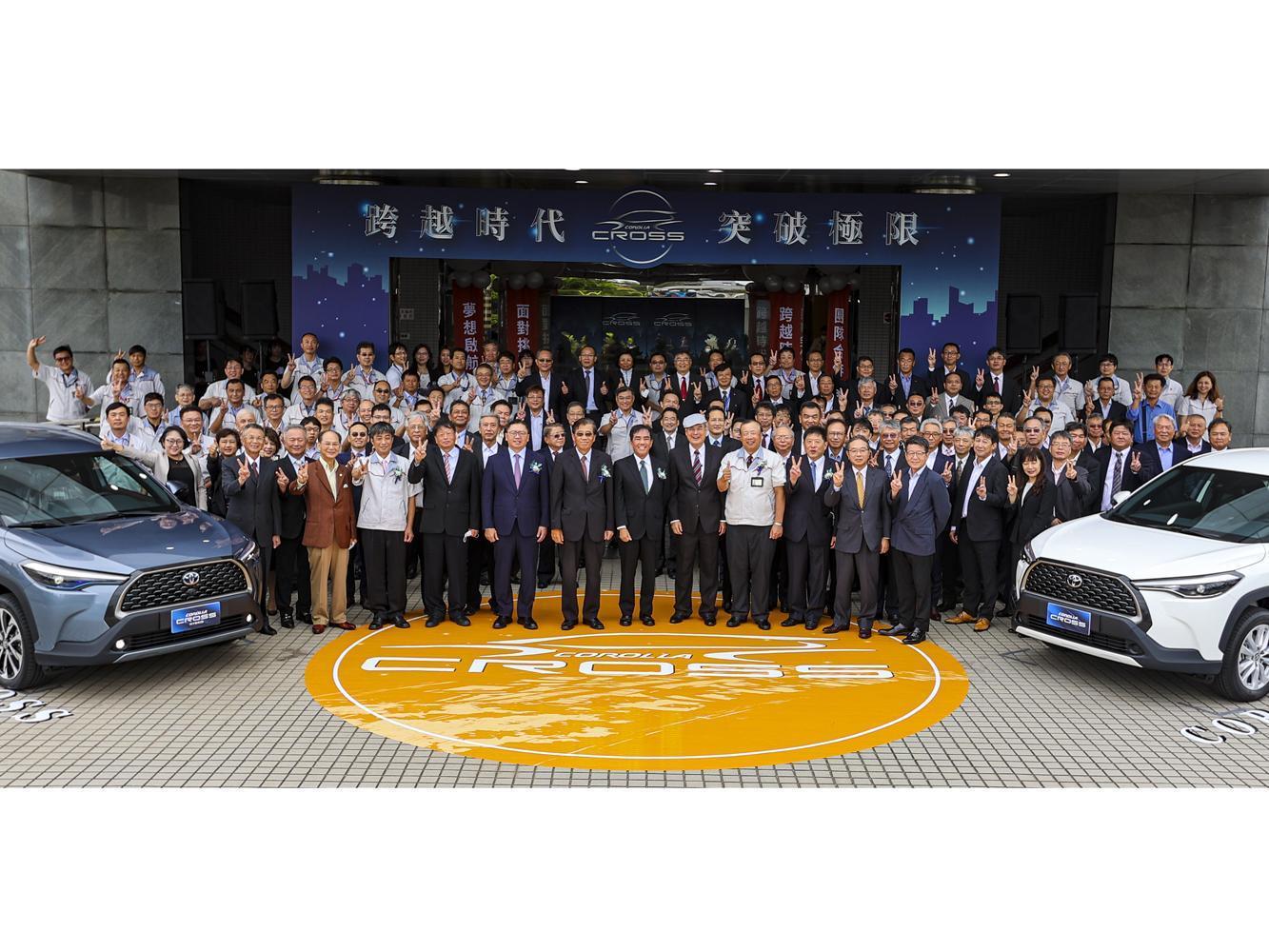  TOYOTA Corolla Cross 下線典禮合影，也是國瑞中壢廠TNGA產線的第二款力作！