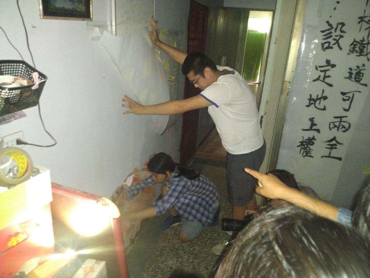 南鐵拒遷戶黃家申請鑑界，確定樓梯位於拆除範圍中。（翻攝自黃春香臉書）