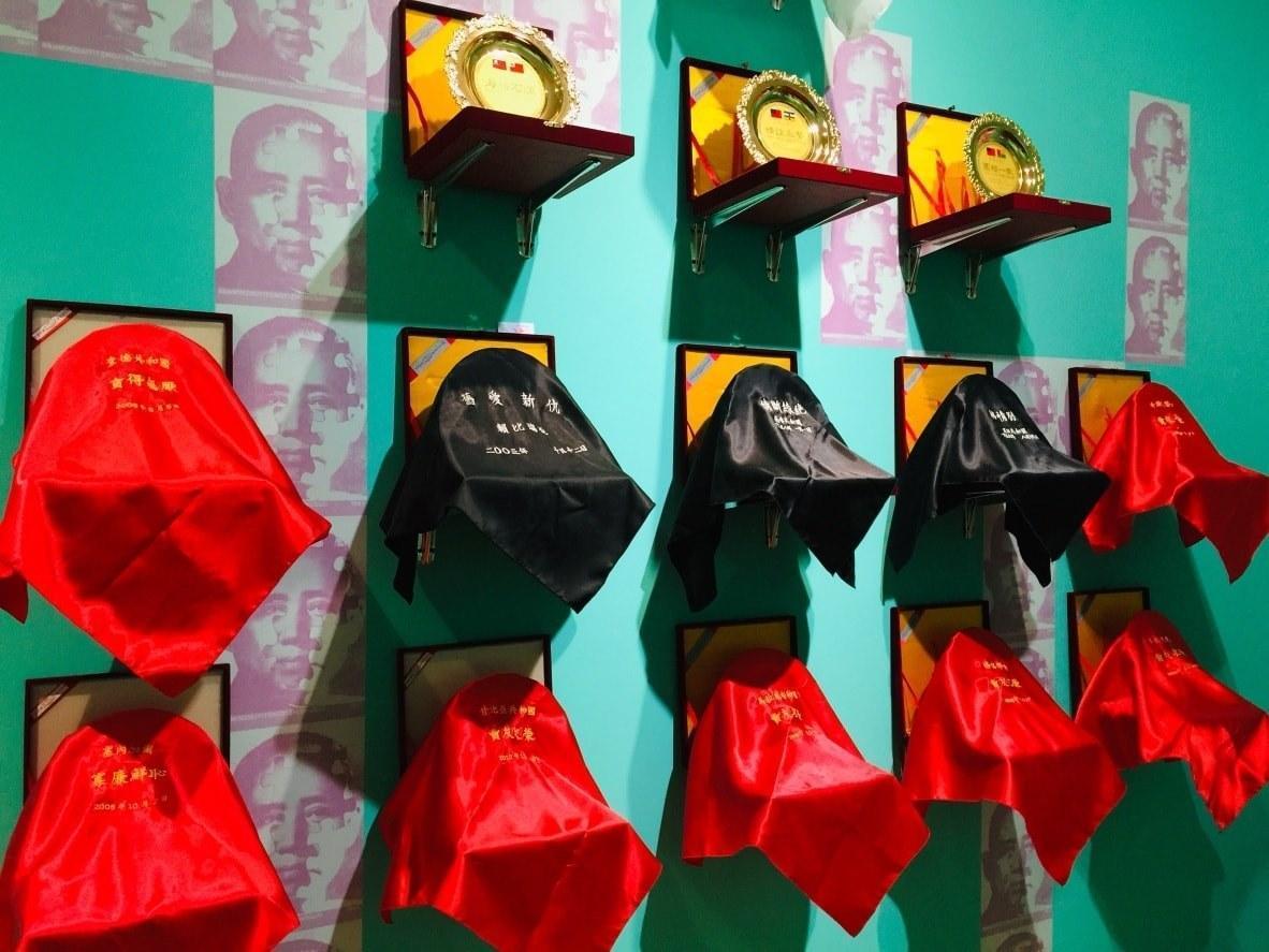 日前在北美館展出梅丁衍的作品《哀敦砥悌》，引起討論。（翻攝自台北市議員游淑慧臉書）