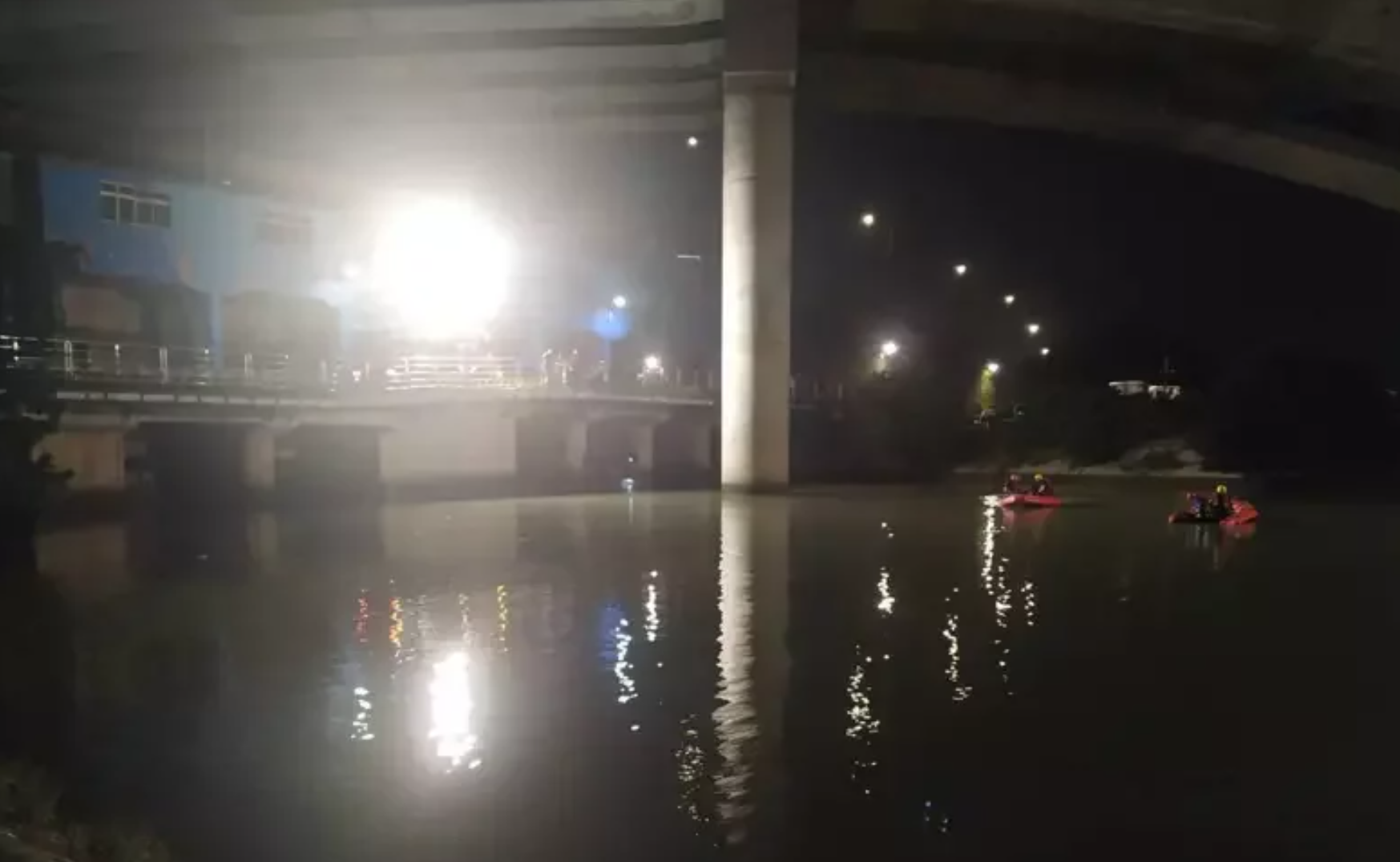 男子與警方在水中衝突,隨即失去蹤影。(台北市保安大隊提供)