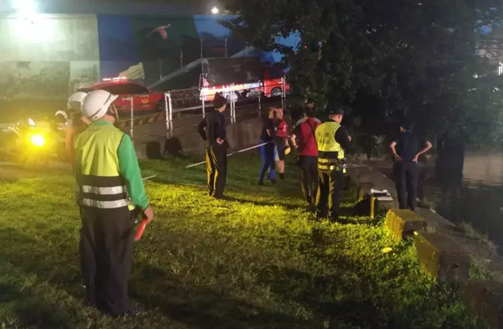 男子拒絕受檢跳入河中,警方在現場搜救。(台北市保安大隊提供)
