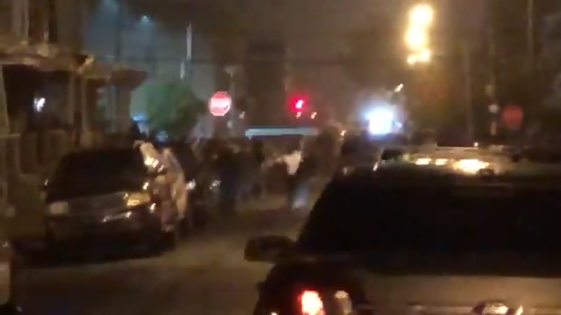 費城當地居民不滿警察執法，上街燒警車甚至砸窗。（翻攝自「Christie Ileto」twitter）