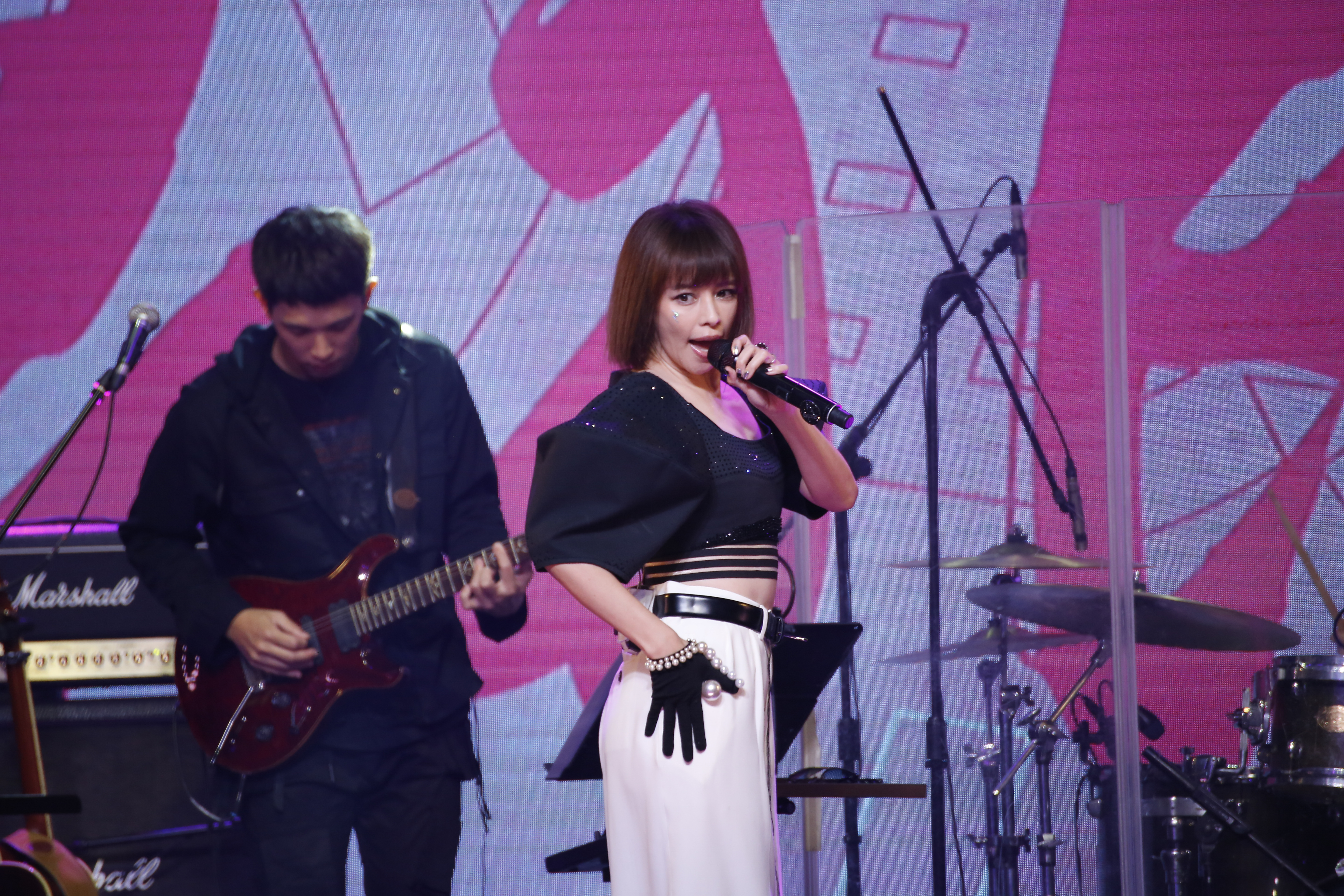 徐若瑄正式回歸歌壇，睽違15年再度開唱，感謝歌迷的支持。