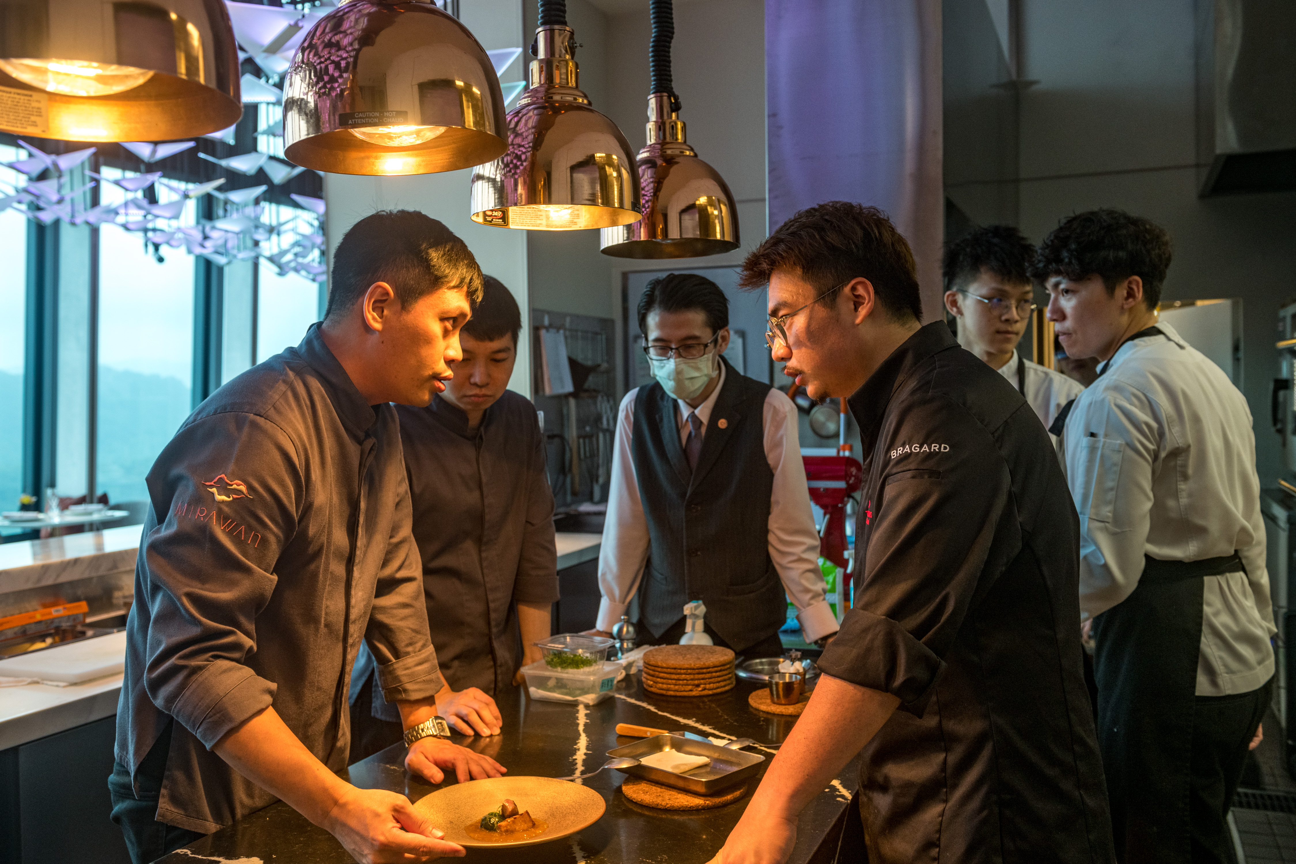「Mirawan」主廚鄭裕錞（Josh）（左）與「俺達的肉屋」主廚鍾佳憲（右），共同試菜現場畫面。