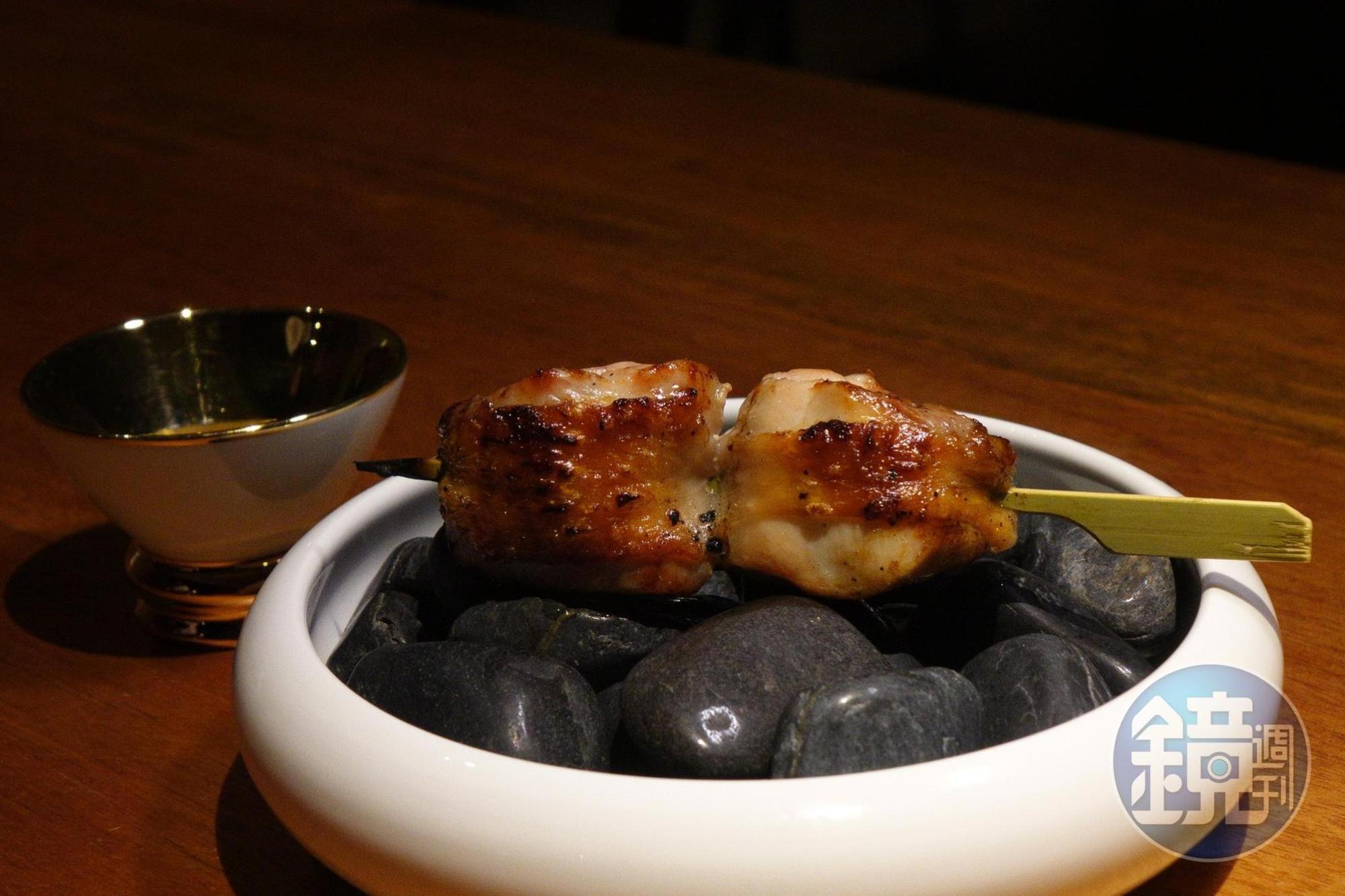 雞皮薄脆、酥香的「炭烤雞腿、鴨肝醬」。(6,800元套餐菜色)