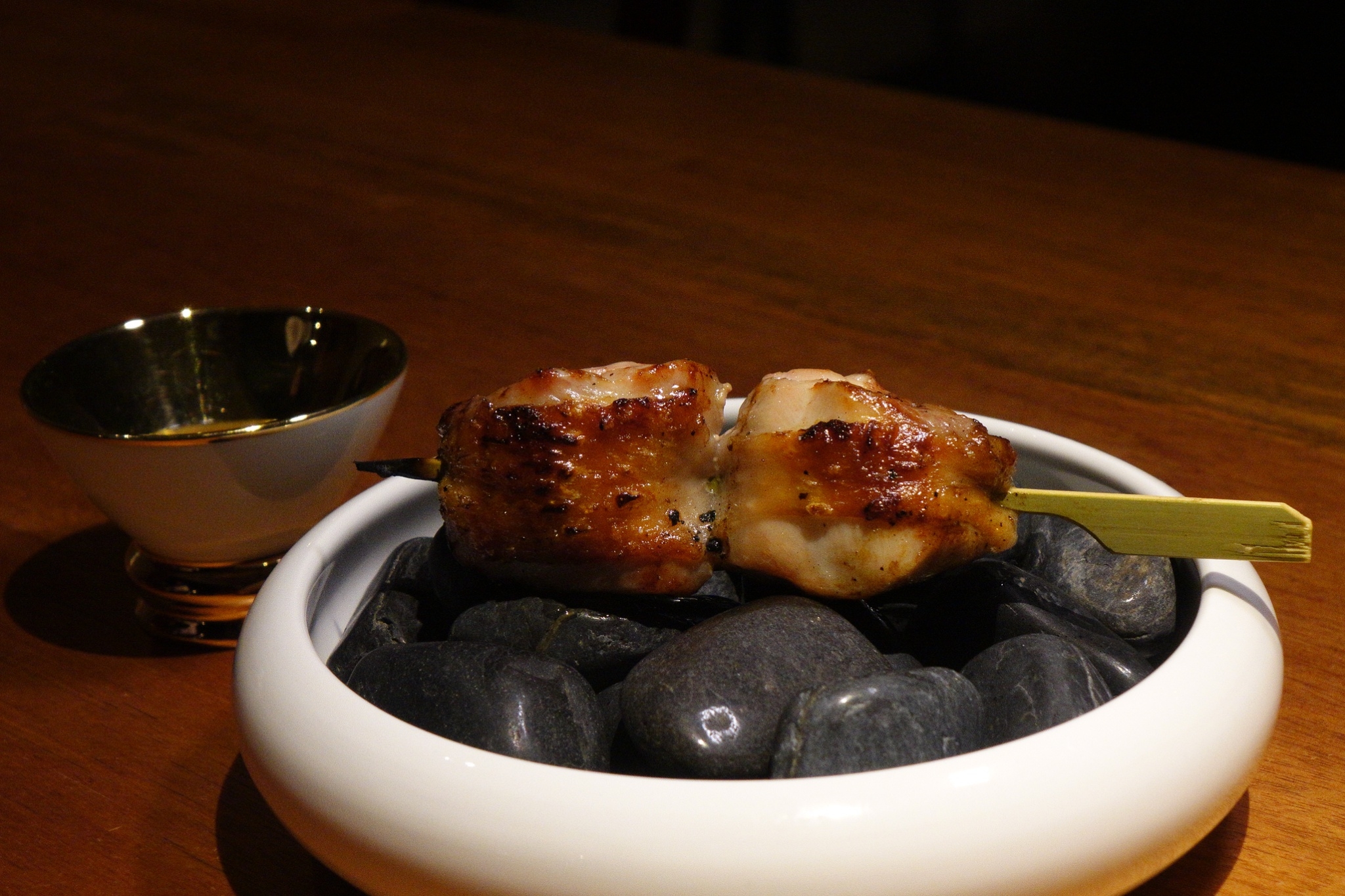 雞皮薄脆、酥香的「炭烤雞腿、鴨肝醬」。（6,800元套餐菜色）