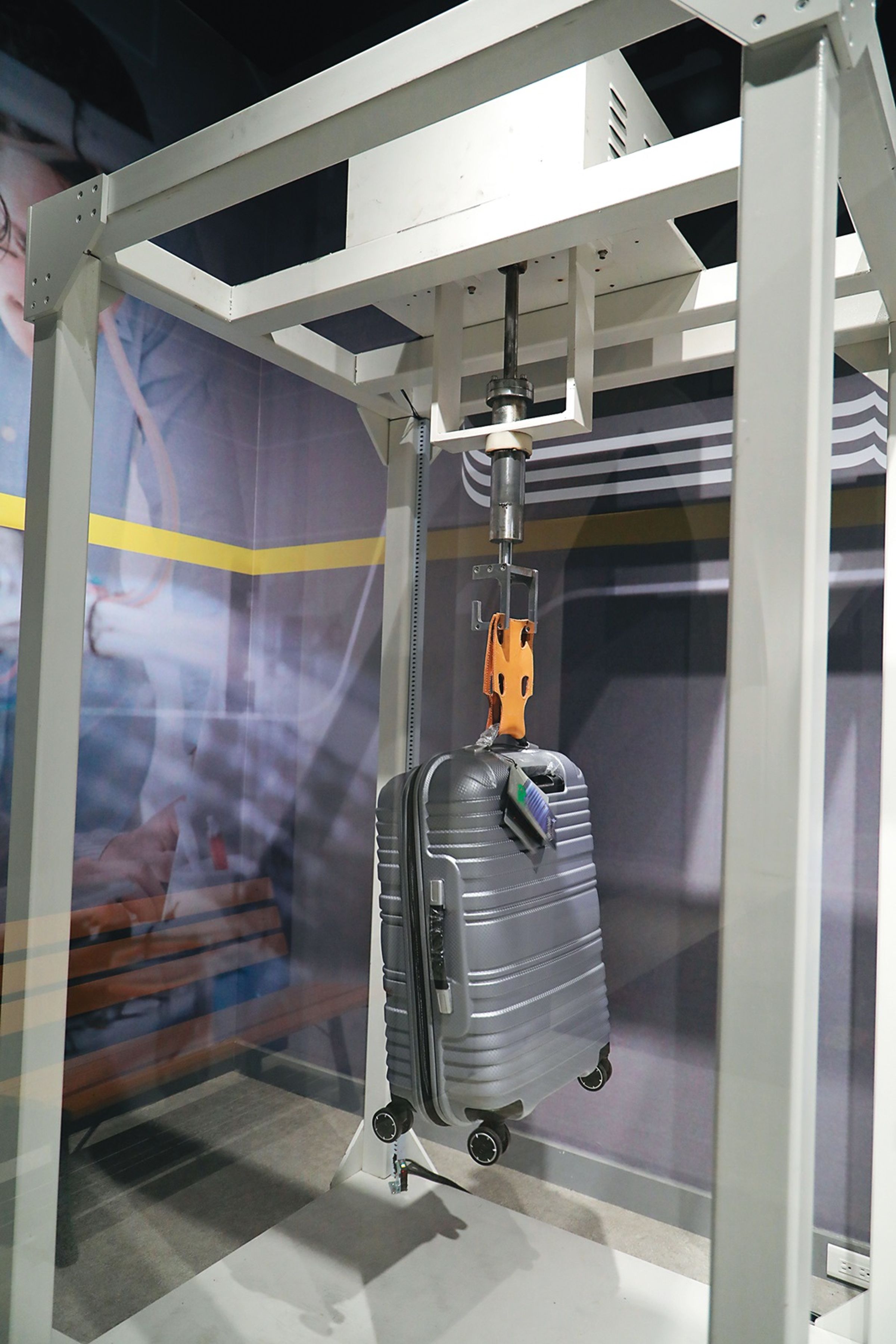 觀光工廠內以機具展示萬國行李箱的耐摔程度。