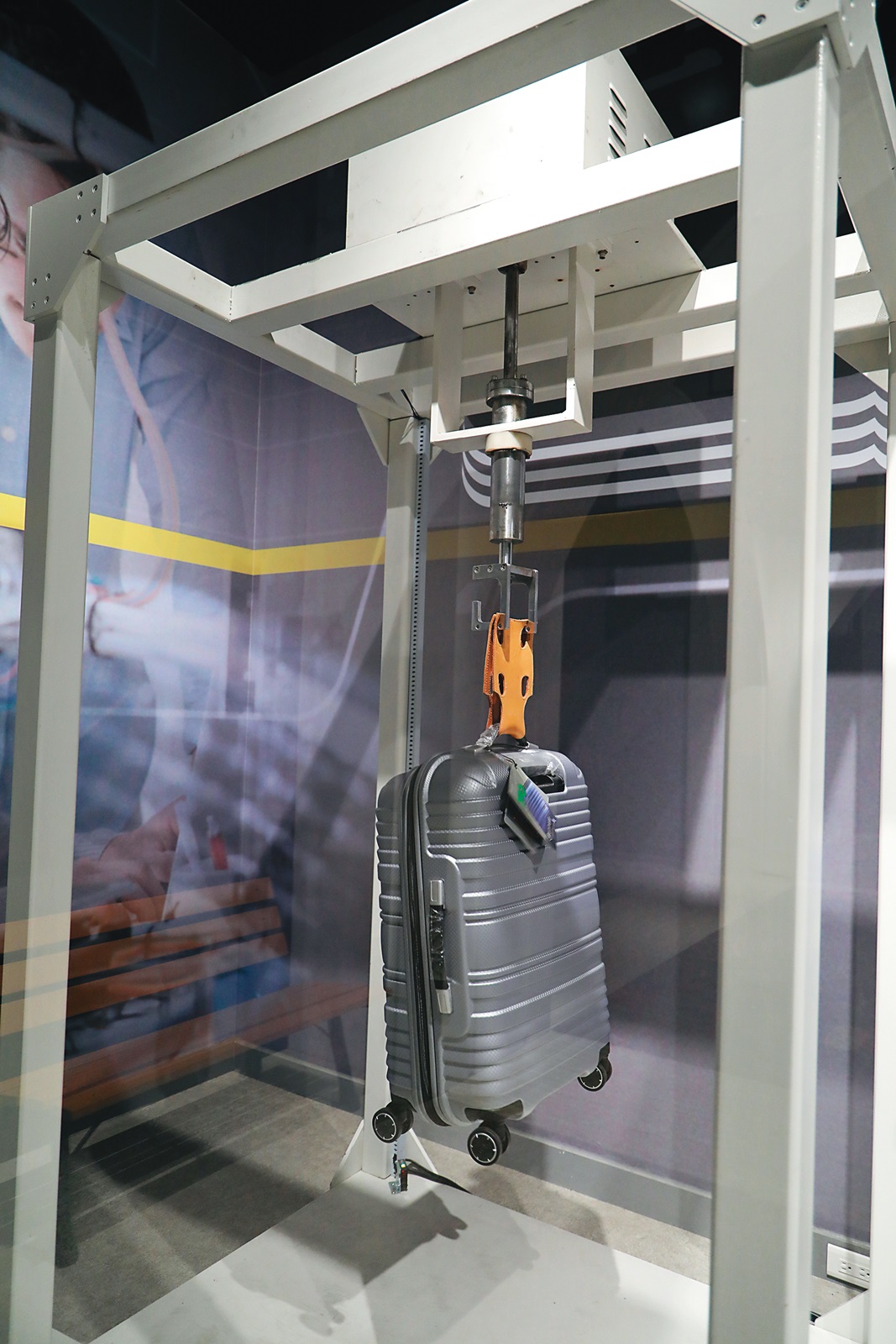 觀光工廠內以機具展示萬國行李箱的耐摔程度。