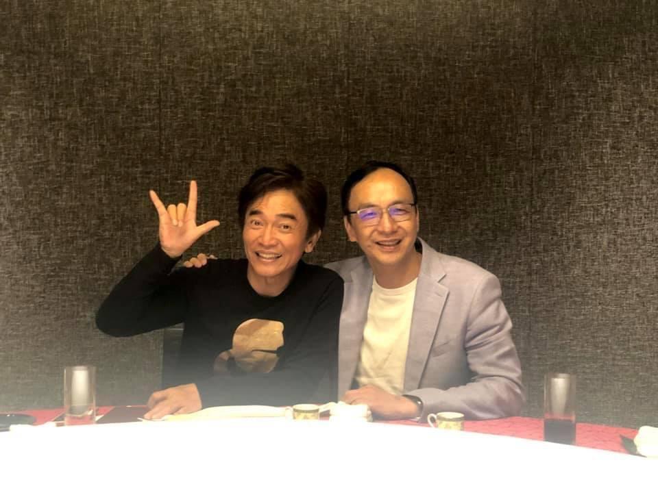 朱立倫（右）臉書貼出與吳宗憲（左）聚餐合照，直稱吳宗憲「吳親家」。（圖／翻攝自朱立倫臉書）