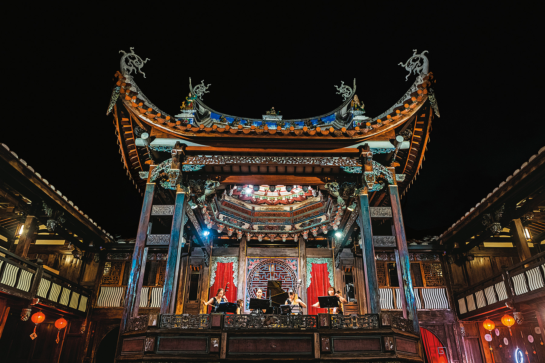 崑曲、布袋戲、歌仔戲或音 樂表演，遊客能在大花廳不定期欣賞到各種演出。