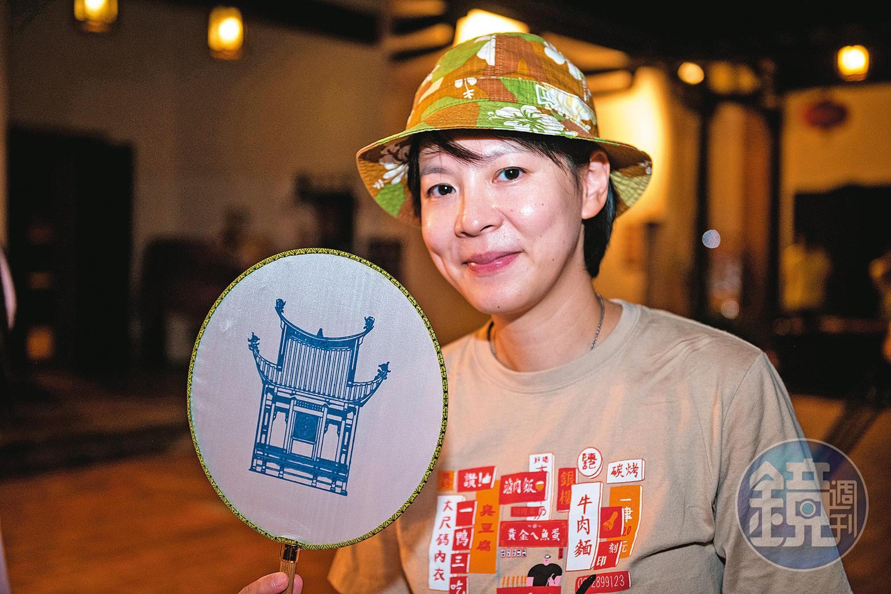 親手印製圖案的絹扇，還能帶回家當紀念品。 