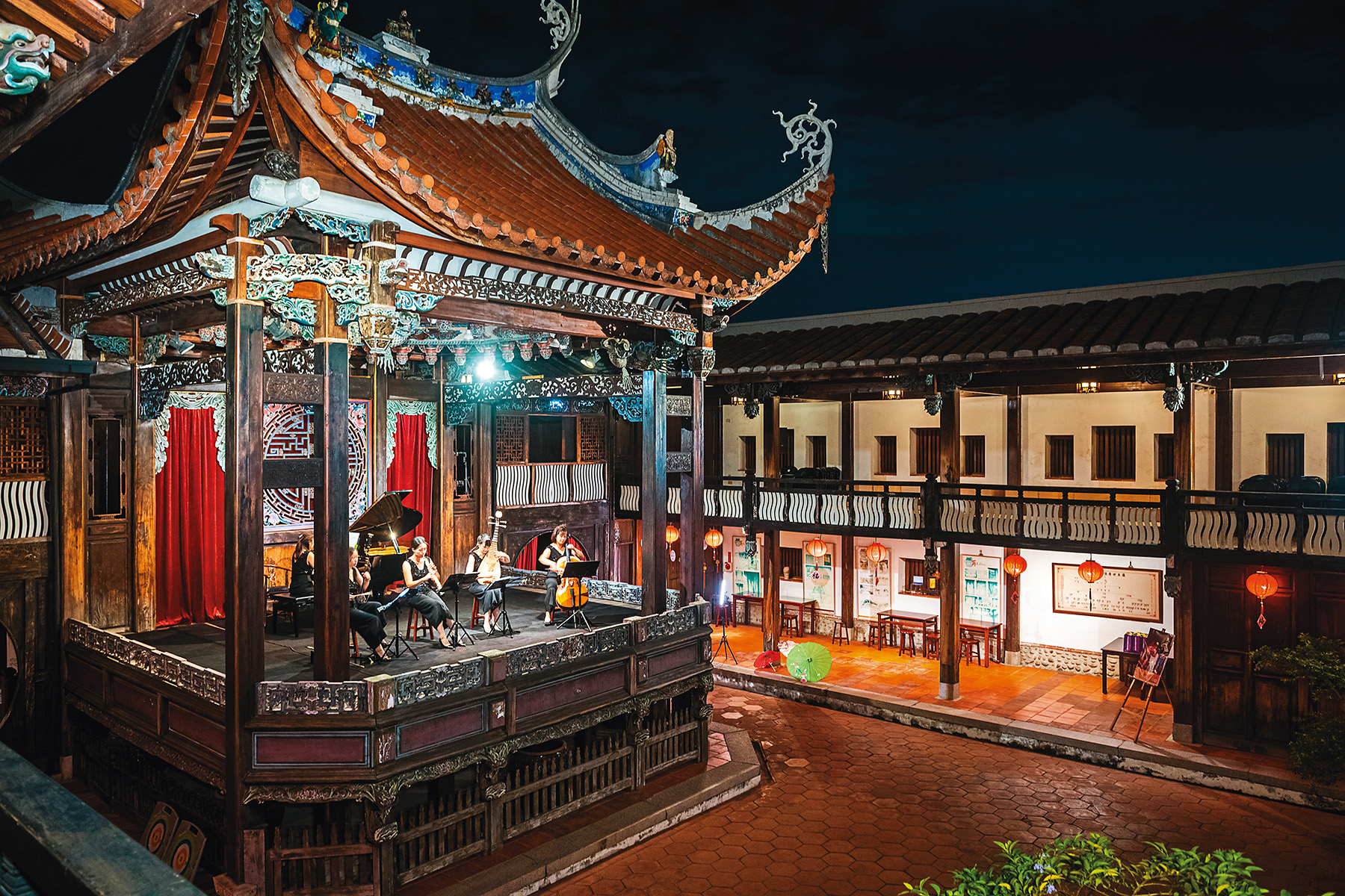 霧峰林家宅園中有座全台唯一的福州式木造戲台。