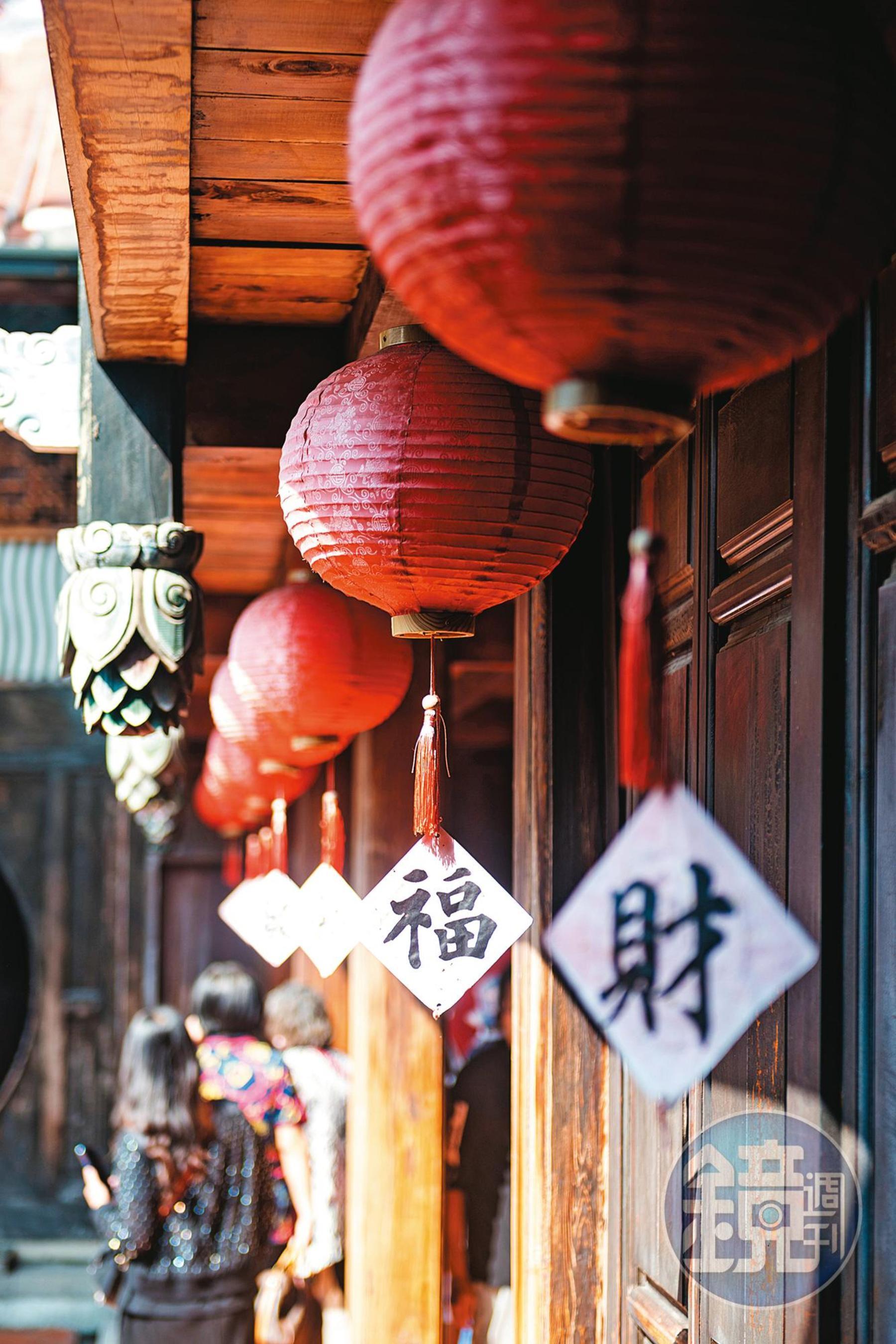 大花廳裡面不同的燈籠下方，寫著各種好寓意的字樣。