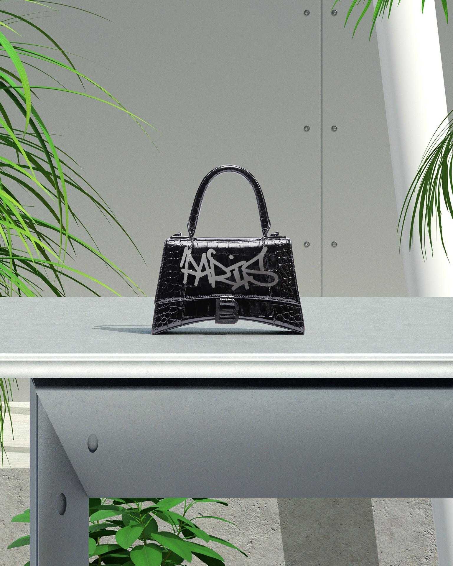 鱷魚壓紋沙漏包。NT$65,900。(BALENCIAGA提供)