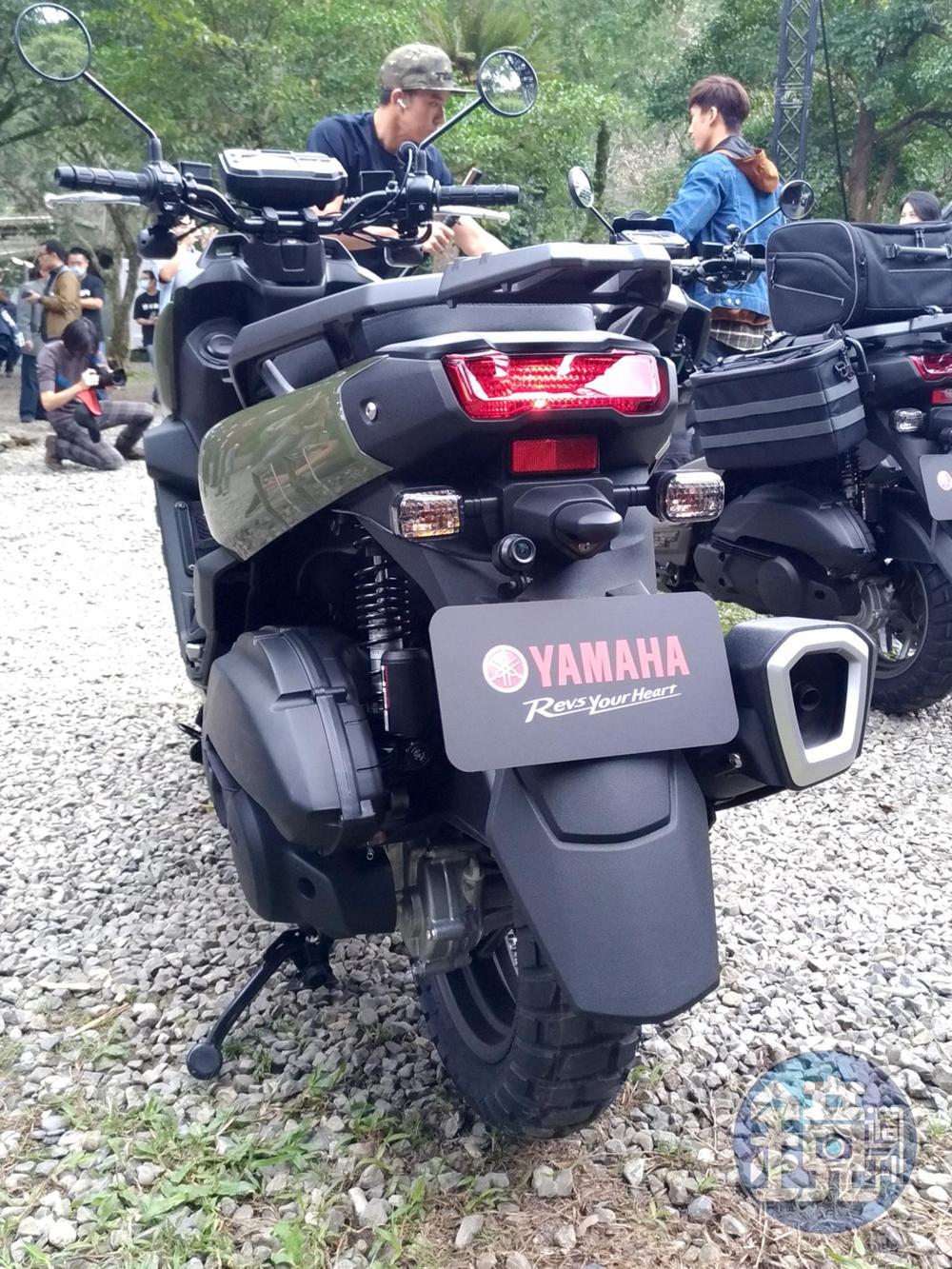 以大量平面與直角所構成的車尾設計,機械感滿點。