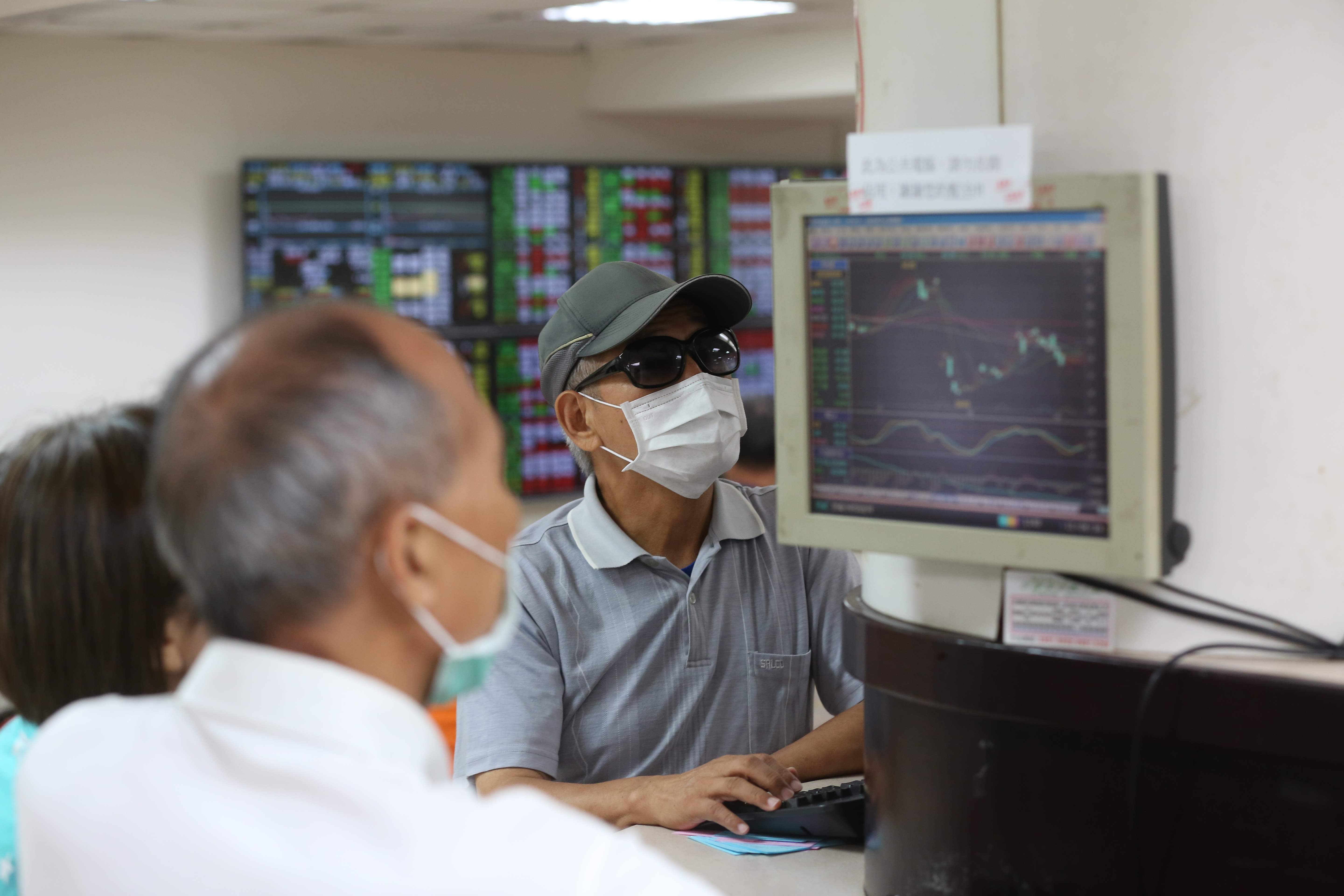 美國新冠疫情確診人數創新高，美股道瓊重挫943點，創6月以來最糟單日表現。今天台股開盤5分鐘，加權指數一度大跌207點，跌幅達1.62%。（本刊資料照）