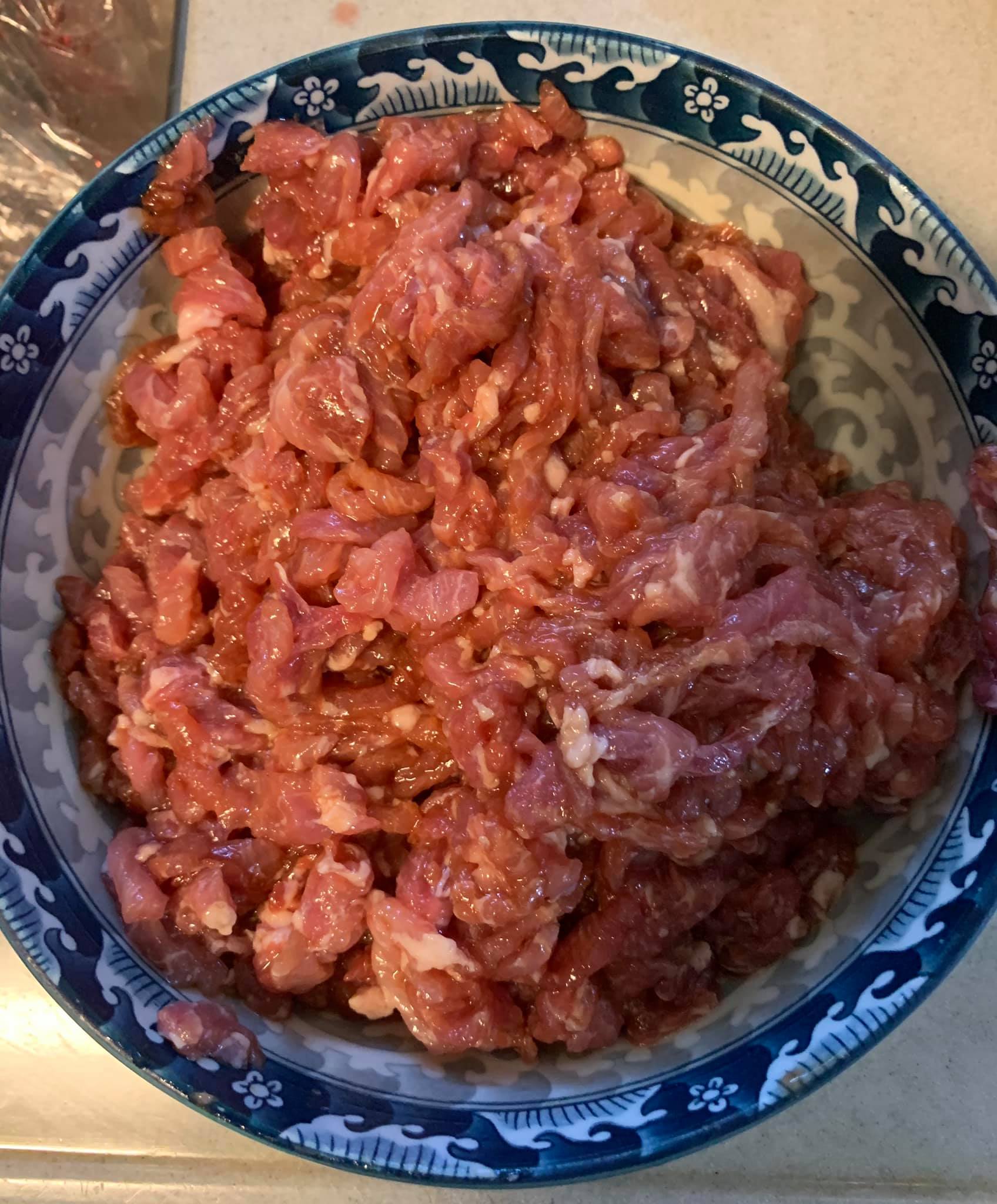 豬肉絲醃好。