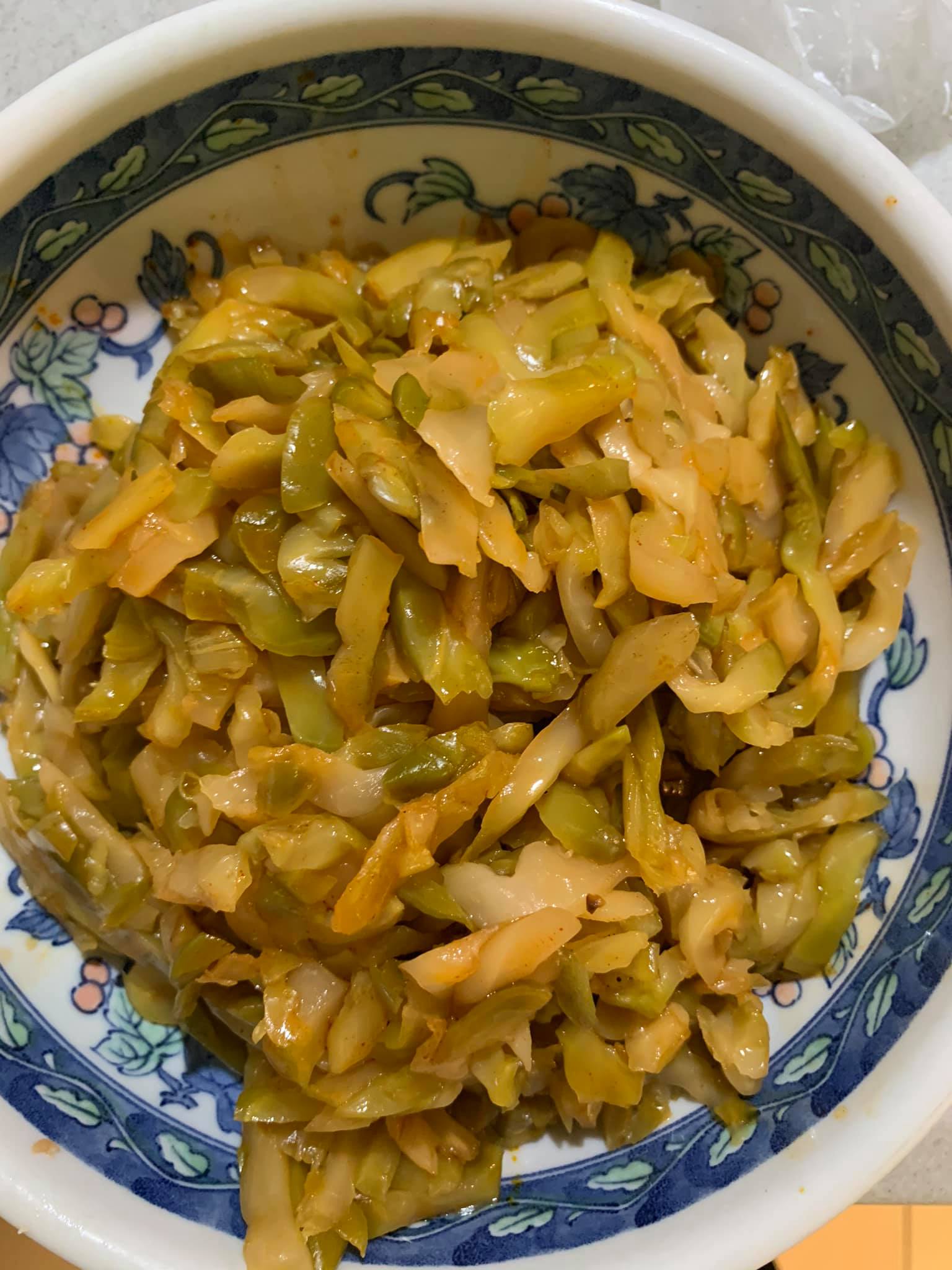 先將榨菜拆包集中。