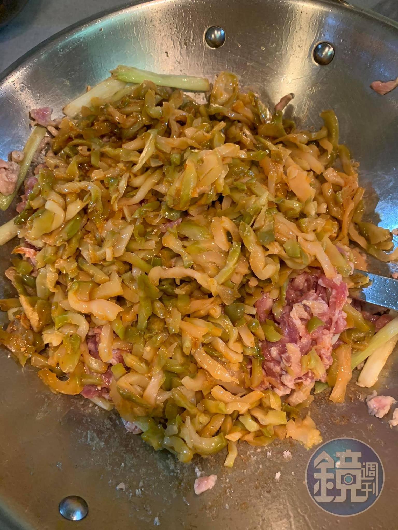 加入榨菜一起炒。