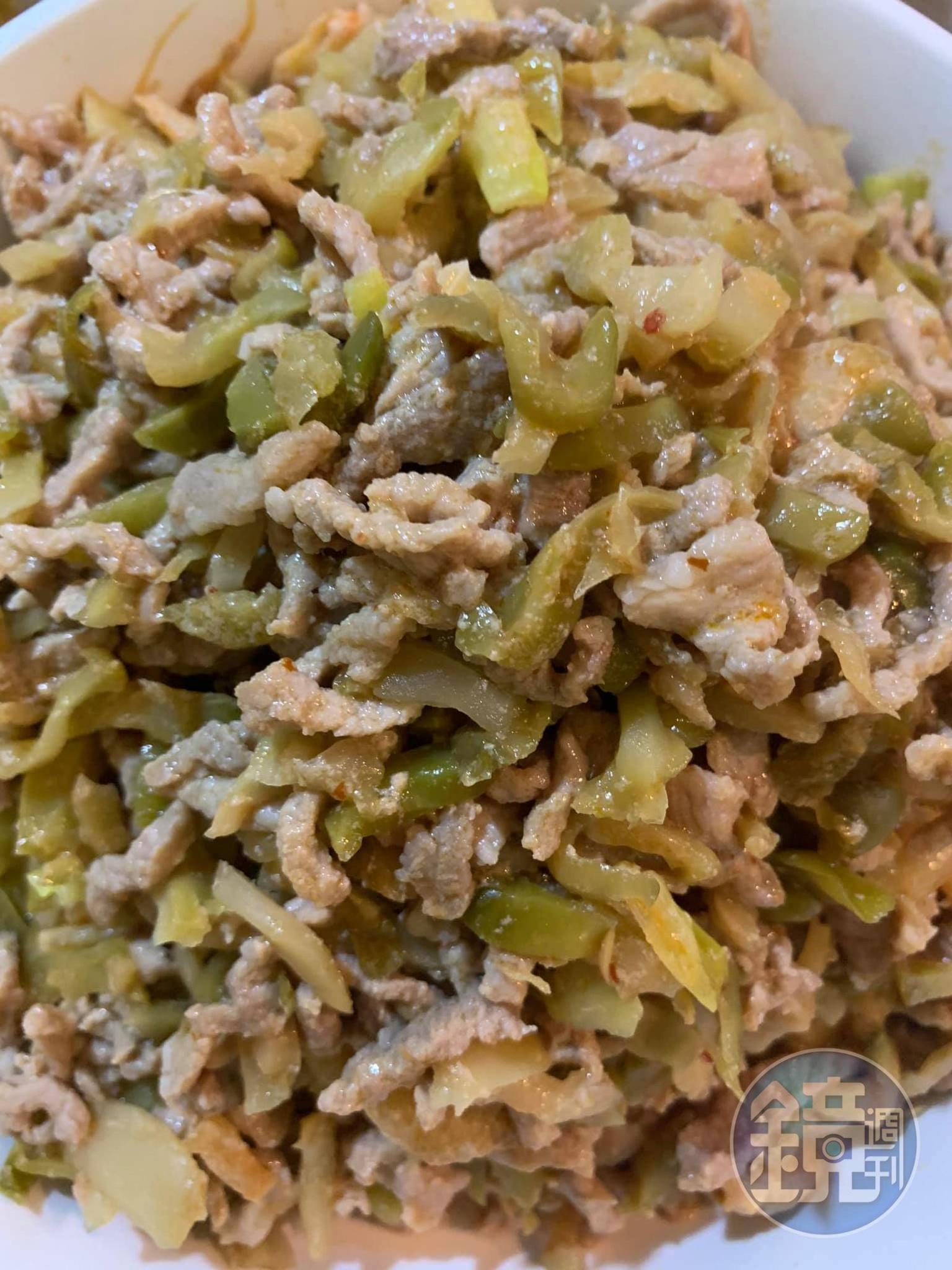 先將榨菜肉絲盛出，留下湯汁。