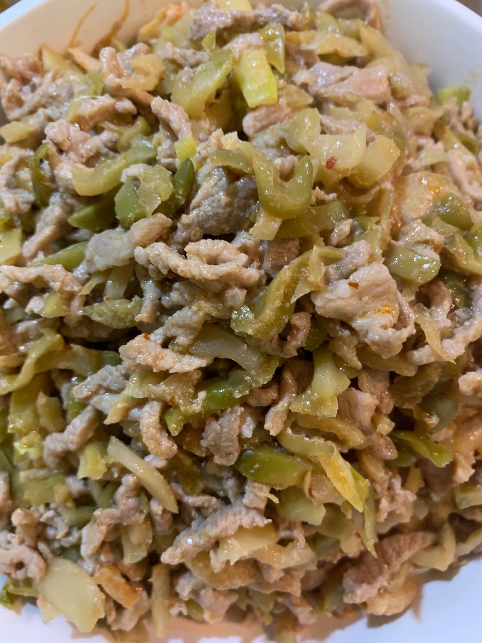 先將榨菜肉絲盛出,留下湯汁。