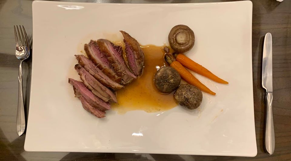 「嫩煎鴨胸」是西方廚藝的基本功，台灣的產的鴨胸，品質極佳，不輸進口貨。