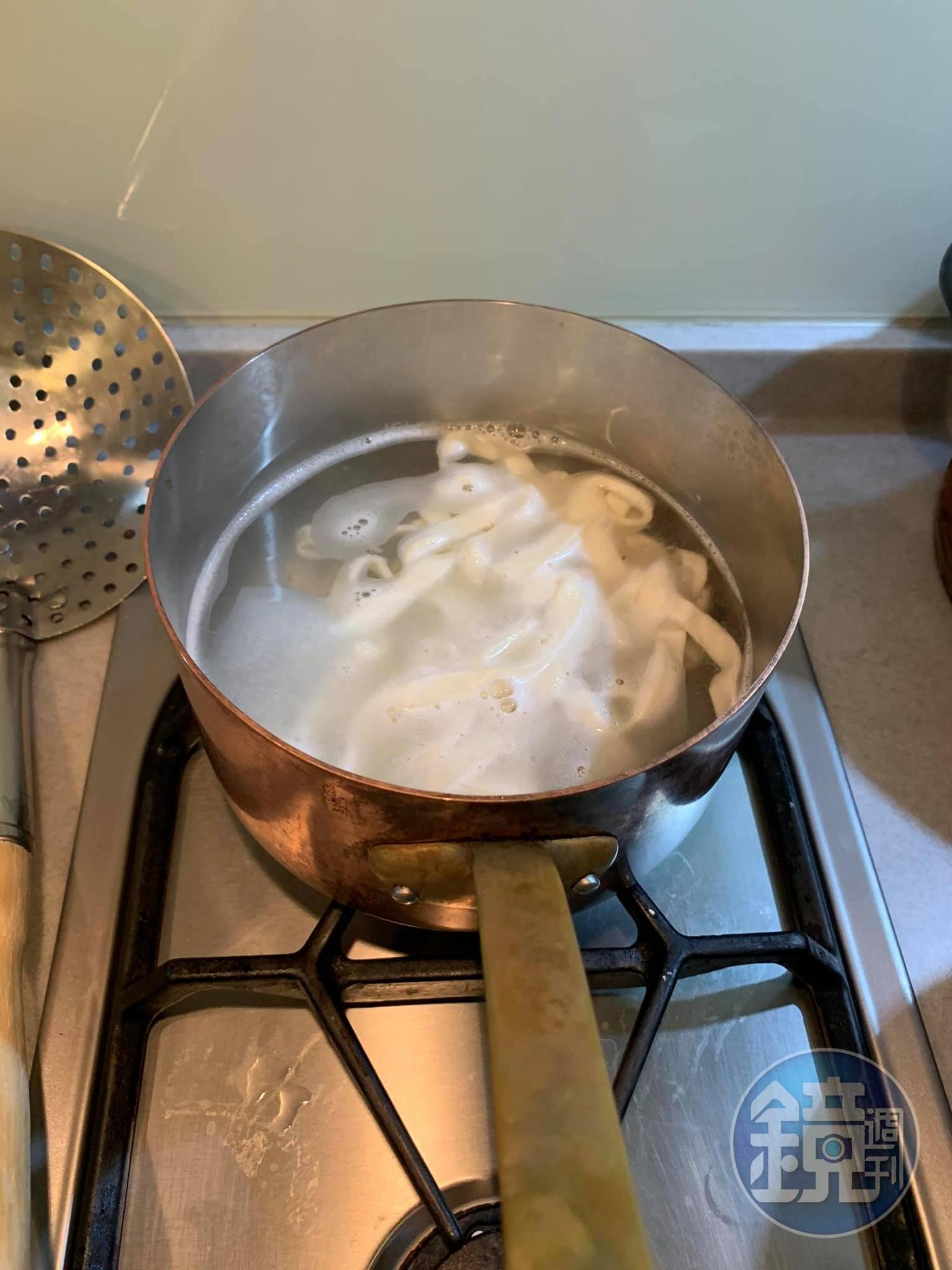 另起一鍋煮麵。