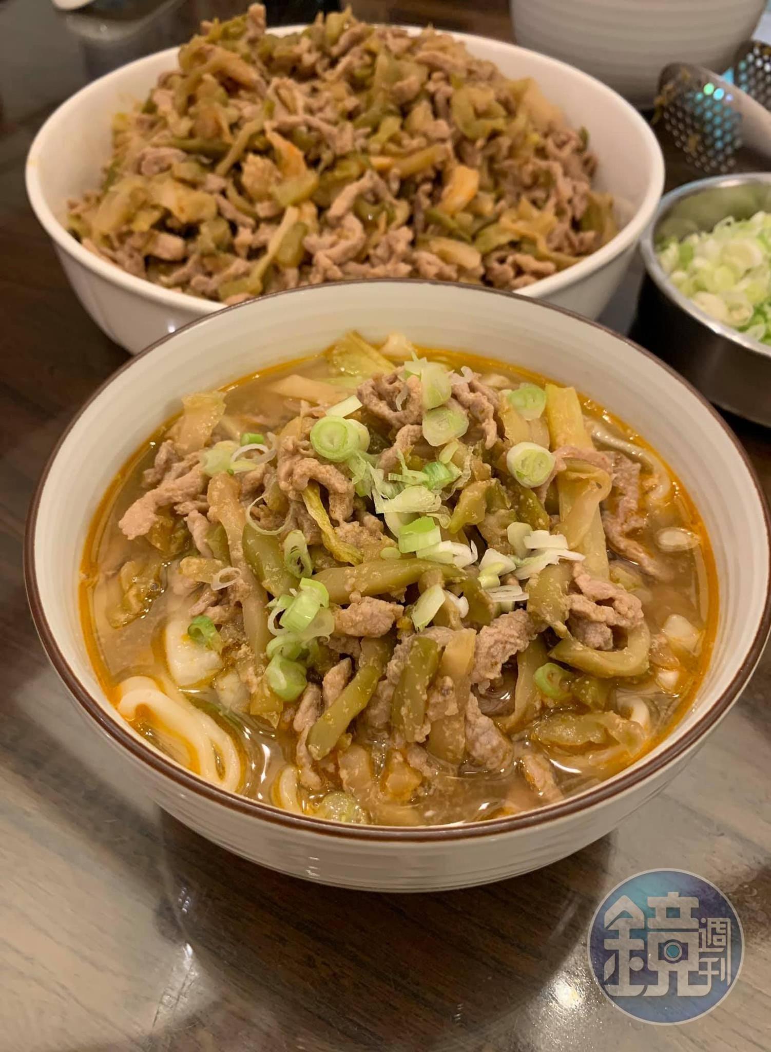 放上滿滿的榨菜肉絲。