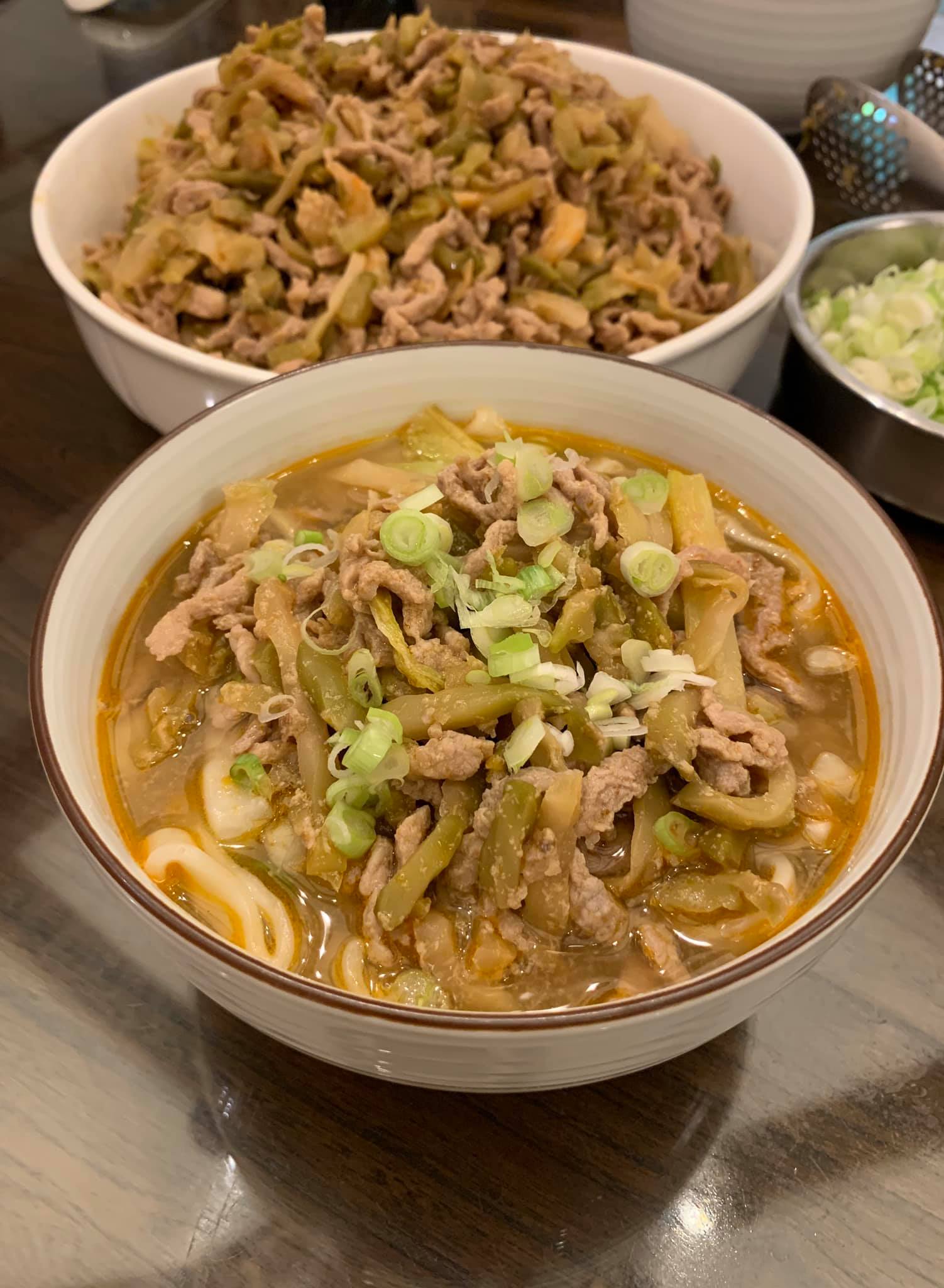 放上滿滿的榨菜肉絲。