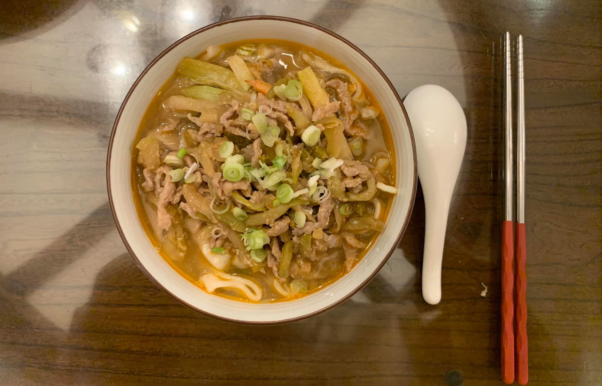 榨菜肉絲麵上桌,湯鮮味美,重陽味!