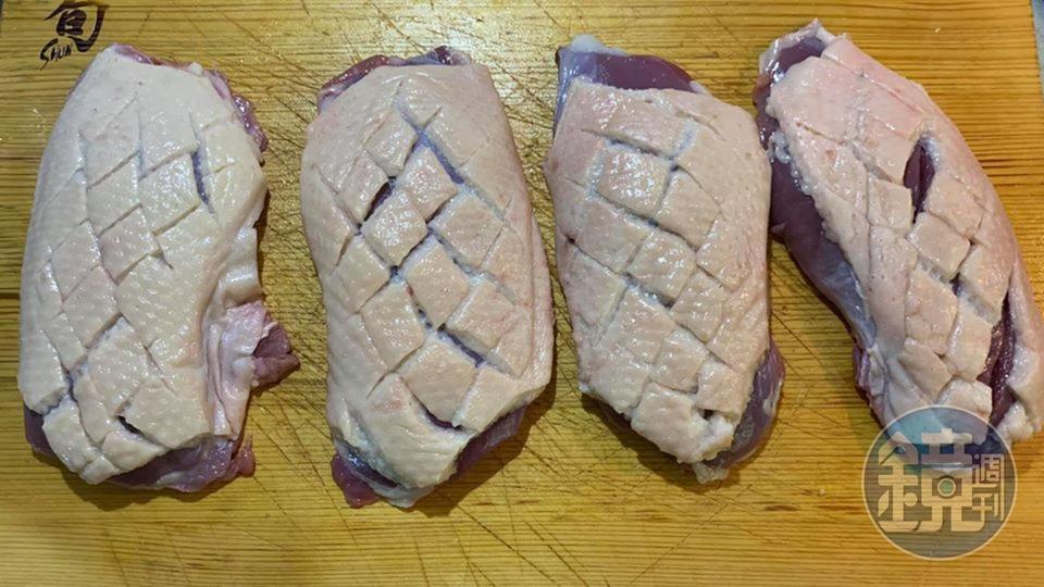 鴨胸肉斜切格紋，去掉多餘油脂。