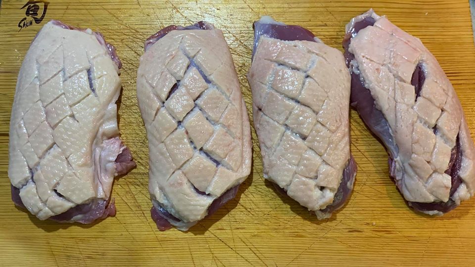 鴨胸肉斜切格紋，去掉多餘油脂。